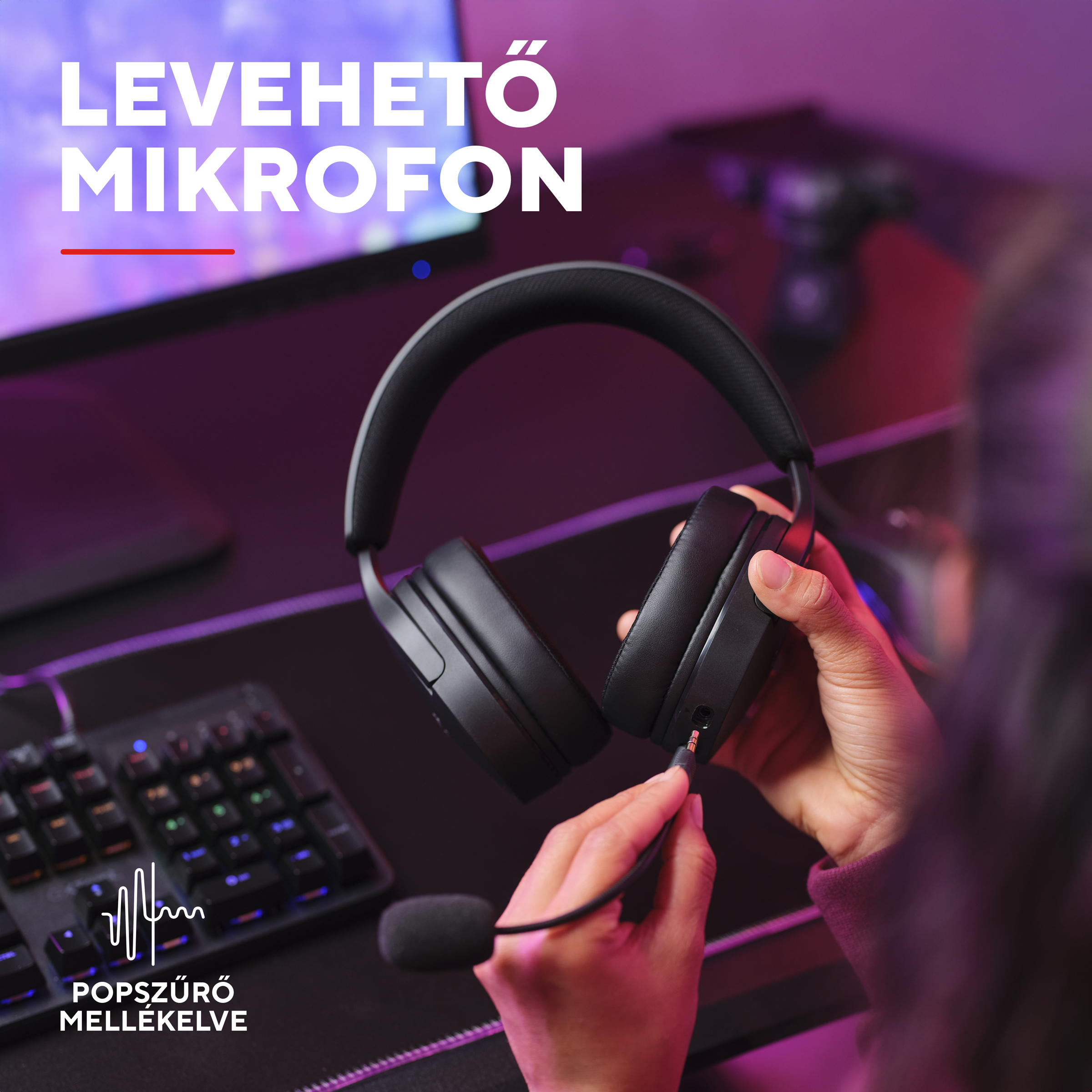 Egy kéz mikrofont helyez egy fekete fejhallgatóba. A háttérben billentyűzet látható.