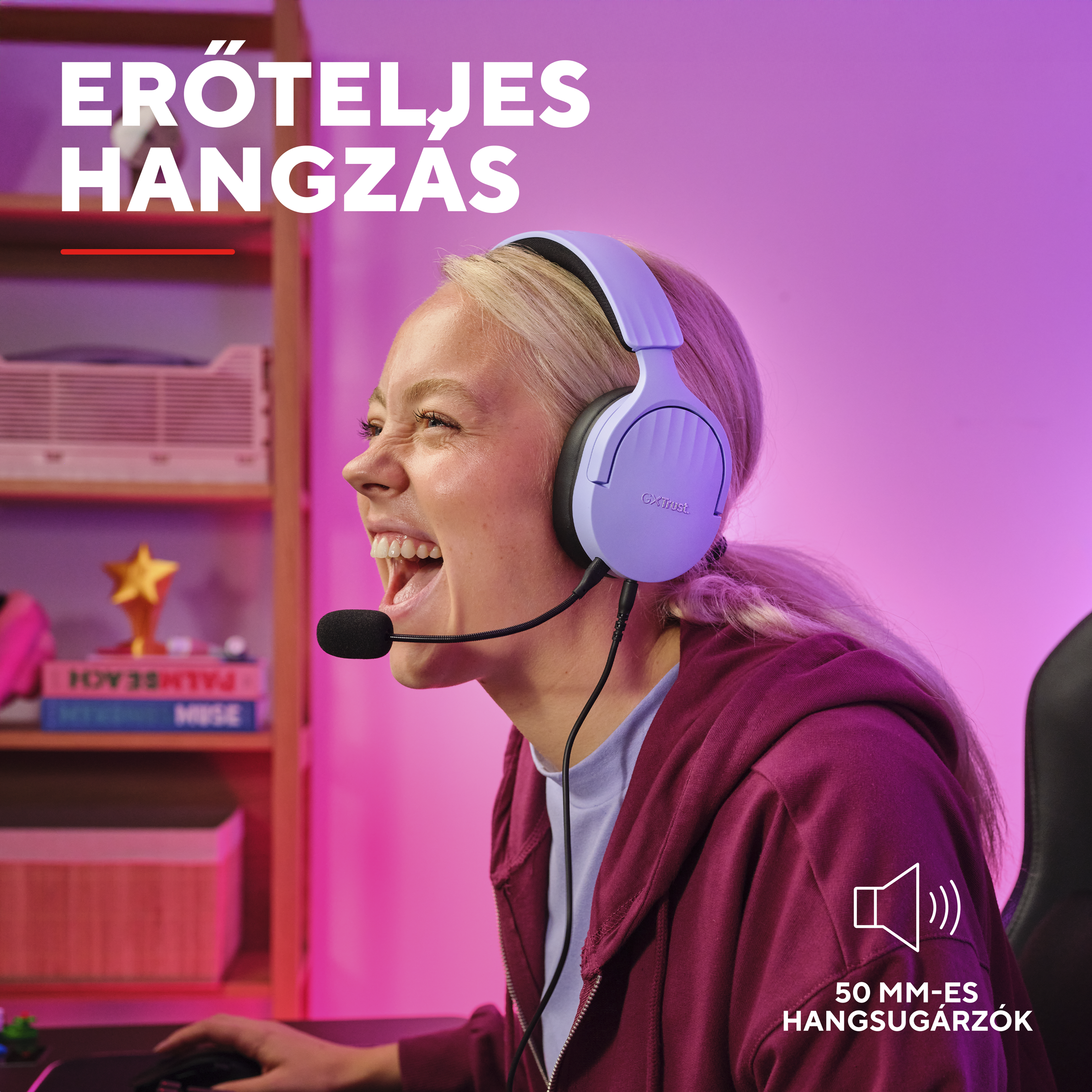 Fejhallgatós fiatal nő izgatottan kiabál.