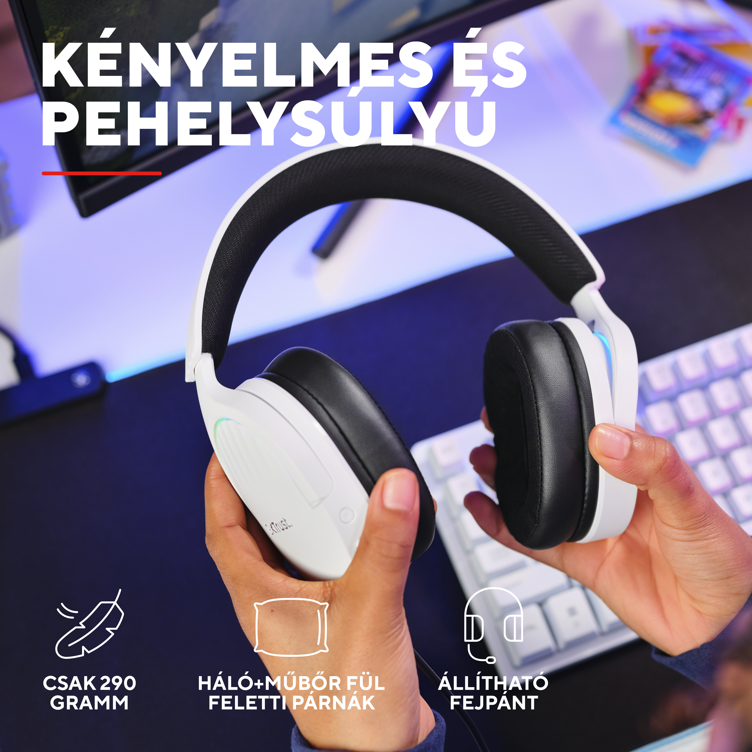Fehér fejhallgató fekete fülpárnákkal, kezek tartják, háttérben billentyűzet.