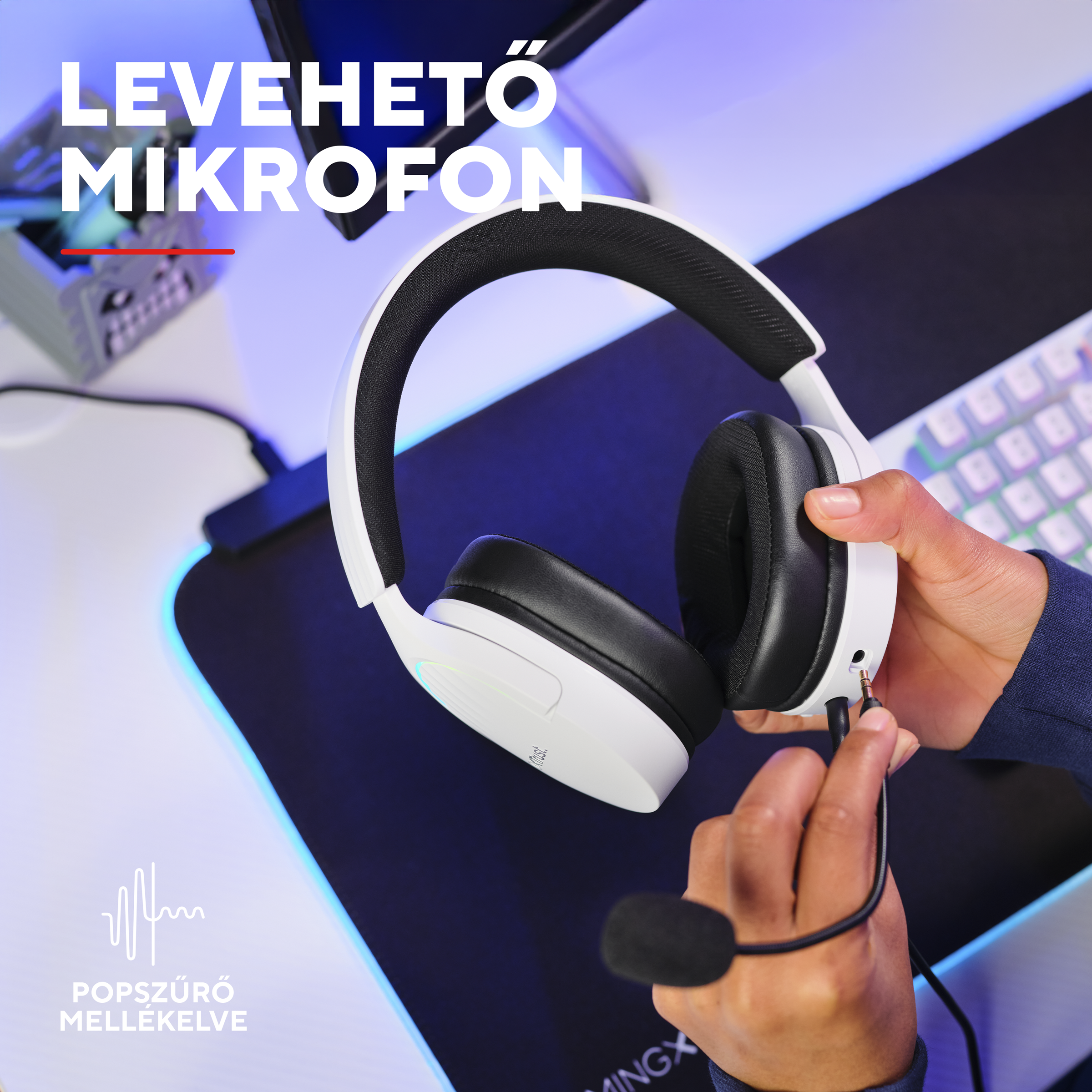 Fehér, levehető mikrofonos fejhallgatót csatlakoztatnak egy kézzel.