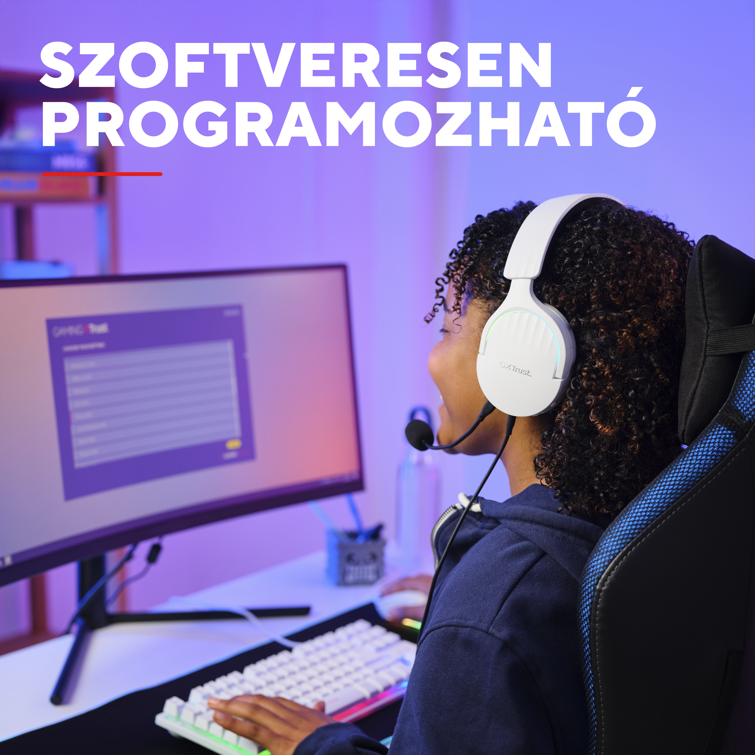 Egy személy fejhallgatóval számítógépezik, felirat felette.
