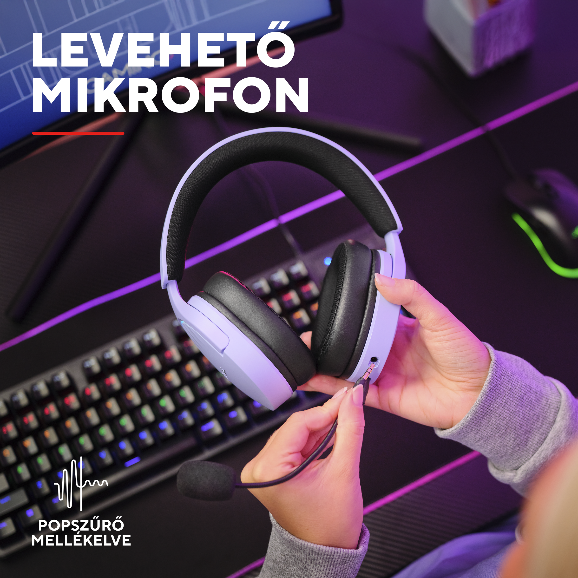 Levehető mikrofonos fejhallgatót csatlakoztatnak egy gamer szetthez.