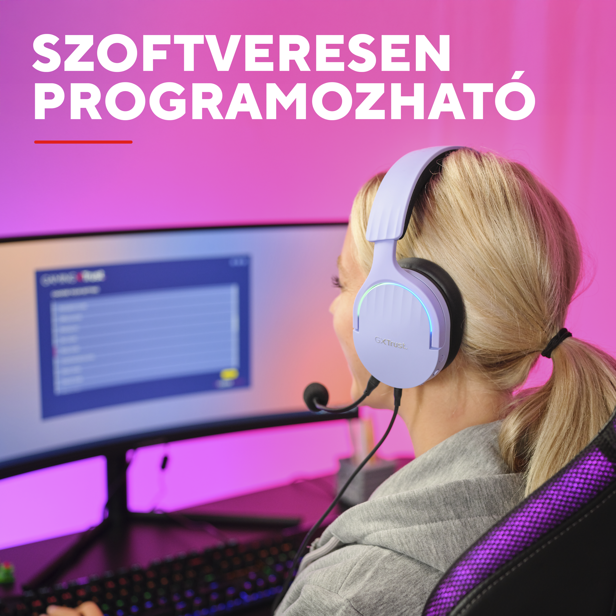 Egy szőke nő fejhallgatóval számítógépes játékot játszik, rózsaszín fényben.