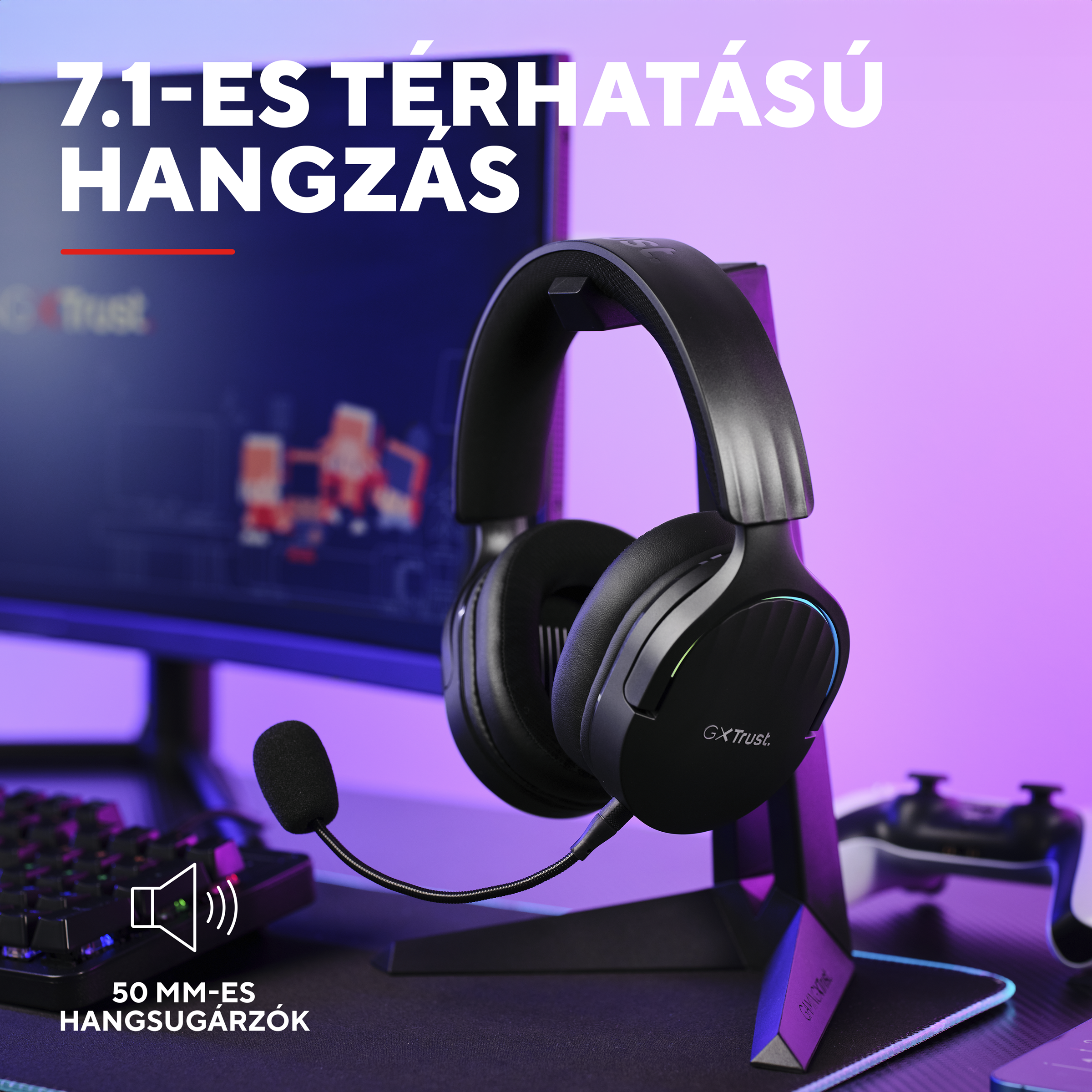 Fekete gamer fejhallgató mikrofonnal, állványon, billentyűzet és kontroller a háttérben.