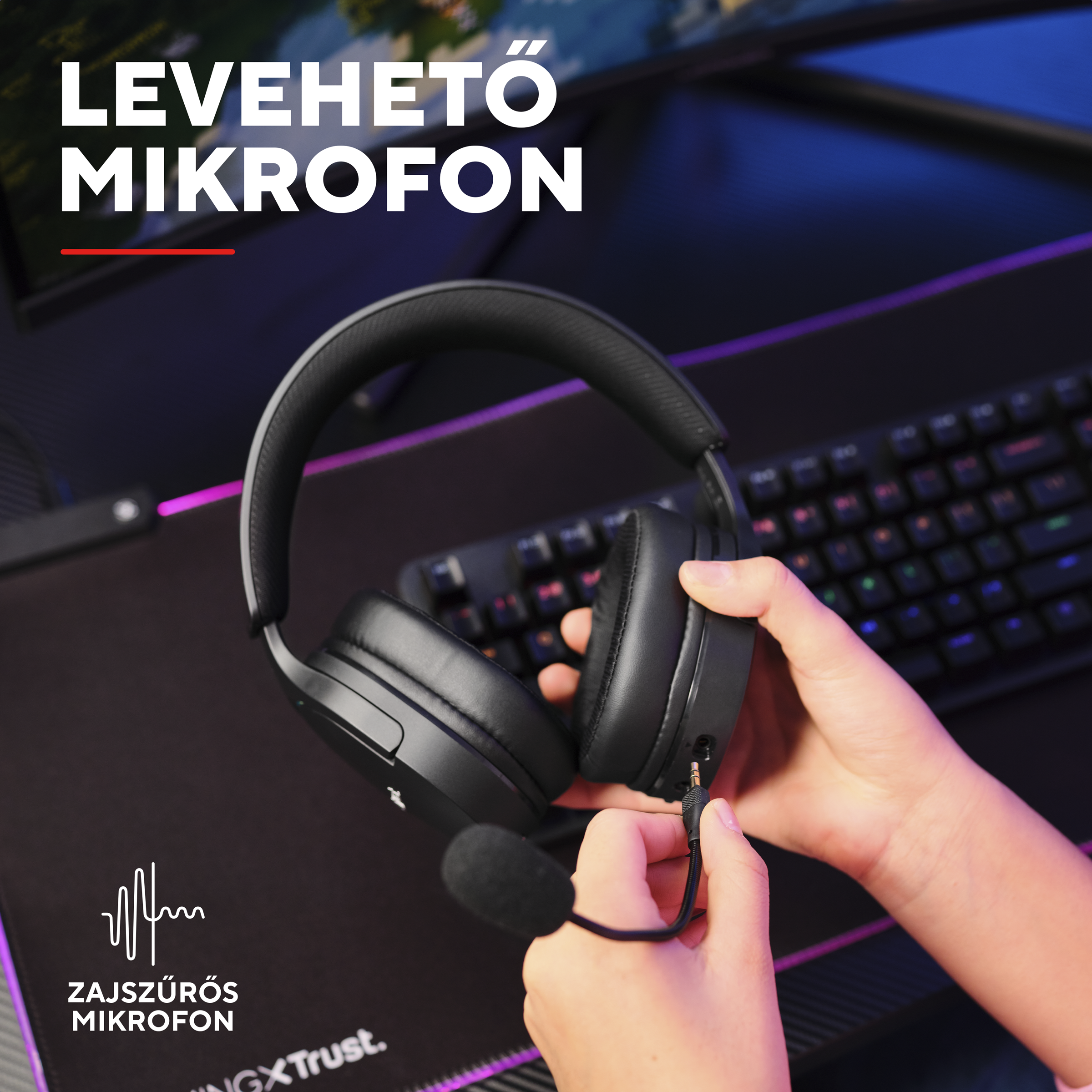 Egy kéz levehető mikrofont csatlakoztat egy fekete fejhallgatóhoz.