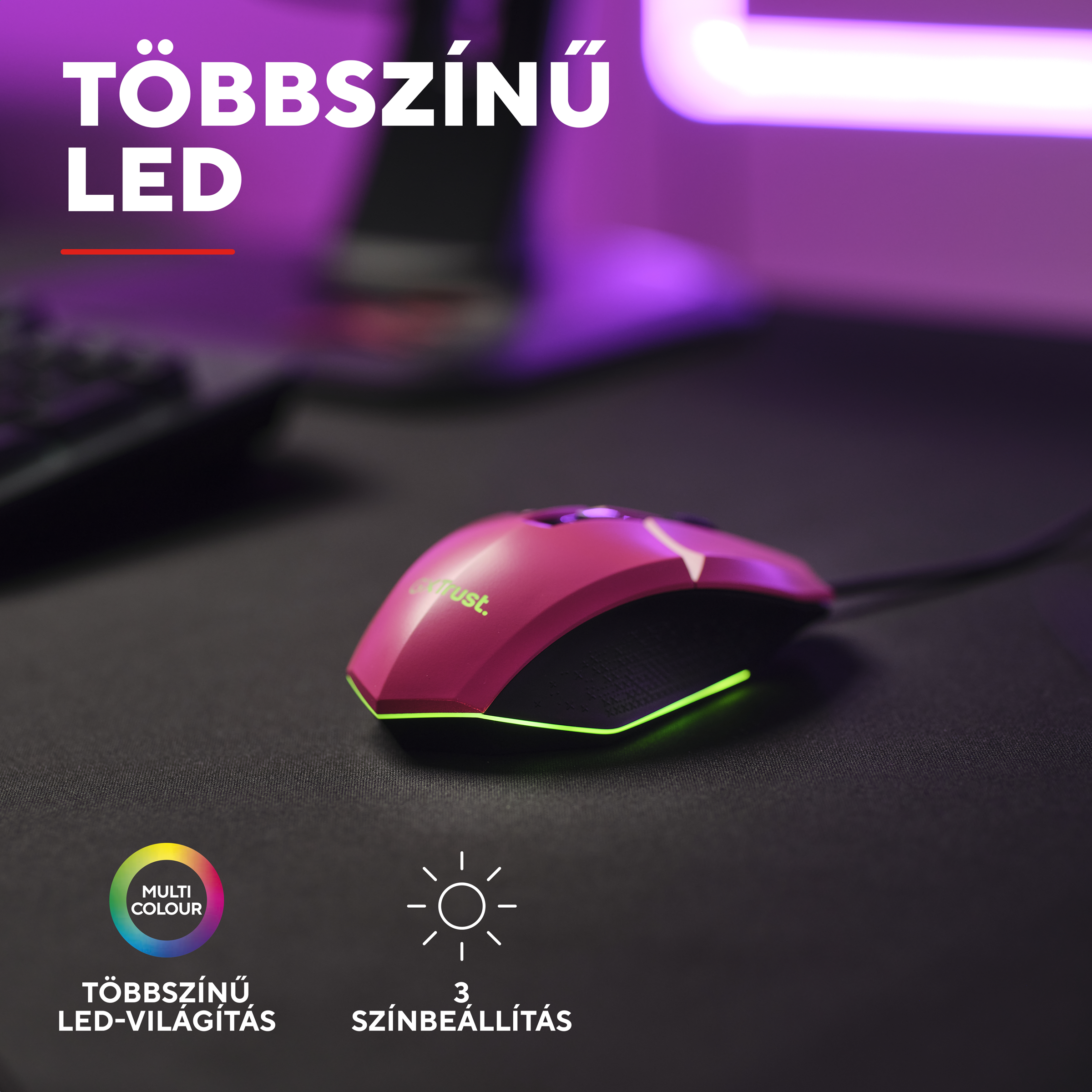 Egy pink gamer egér zöld LED-világítással fekete szőnyegen.