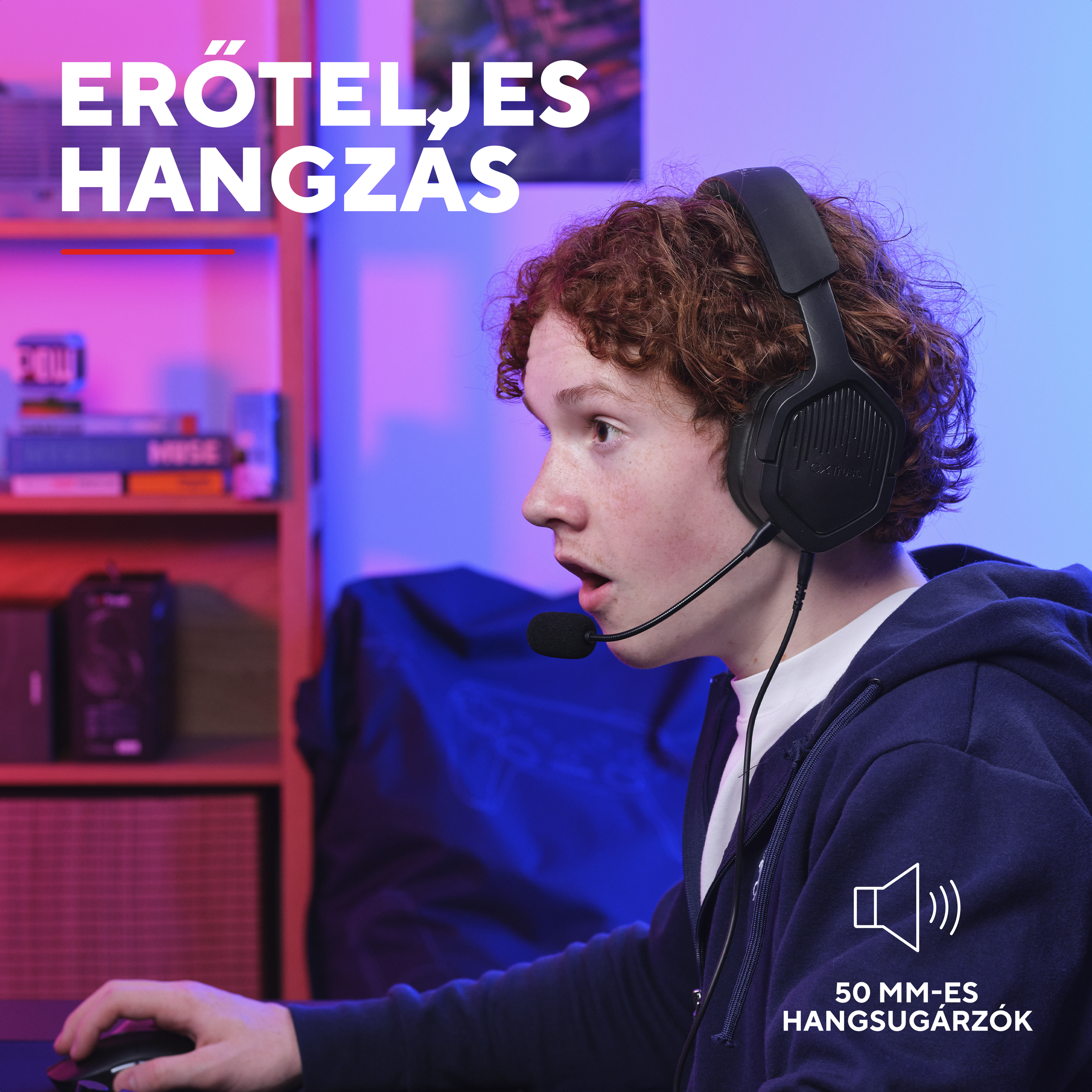 Fejhallgatós, mikrofonos fiú játszik számítógépen. Erőteljes hangzás.