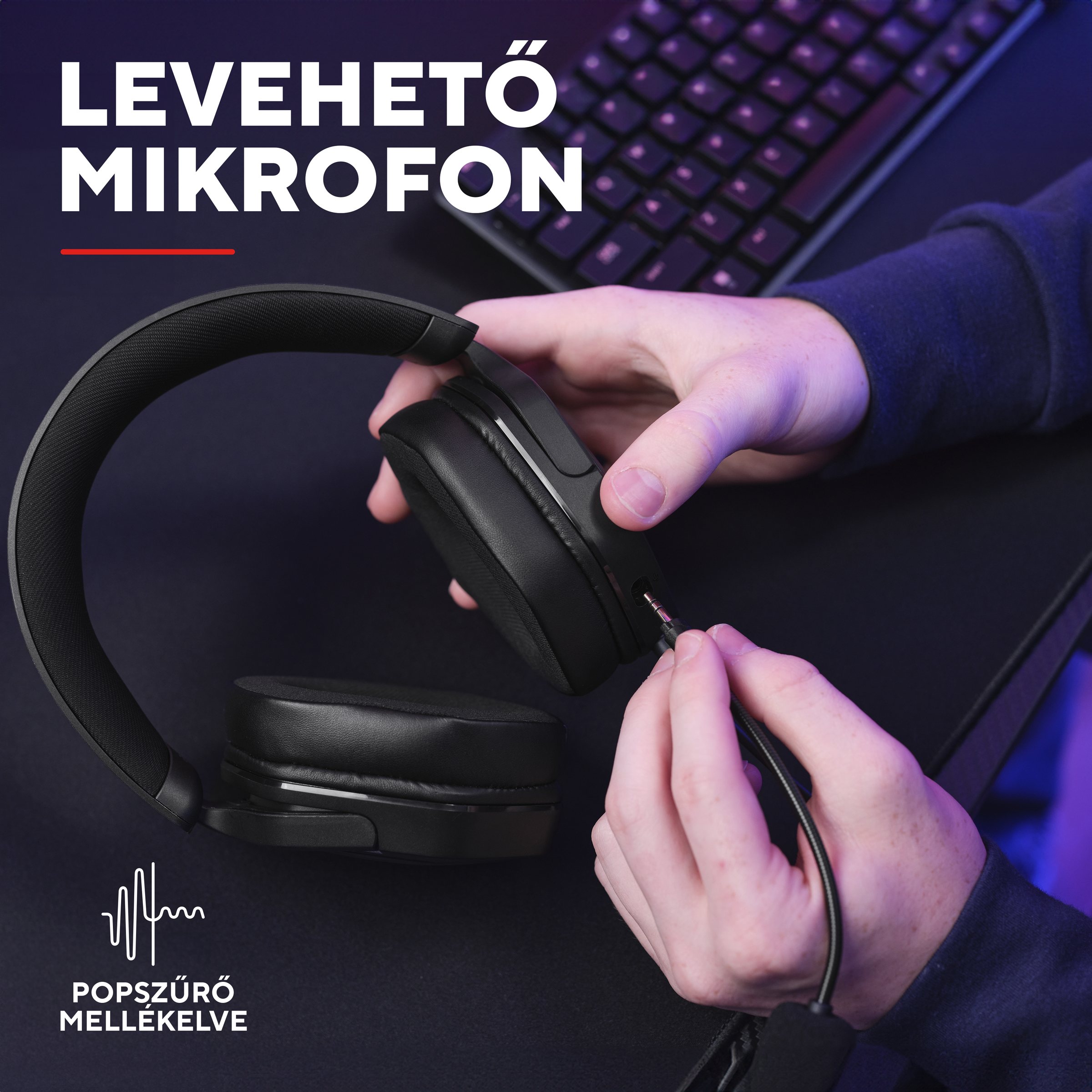 Kezek fejhallgató csatlakozóját dugják be. Háttérben billentyűzet.