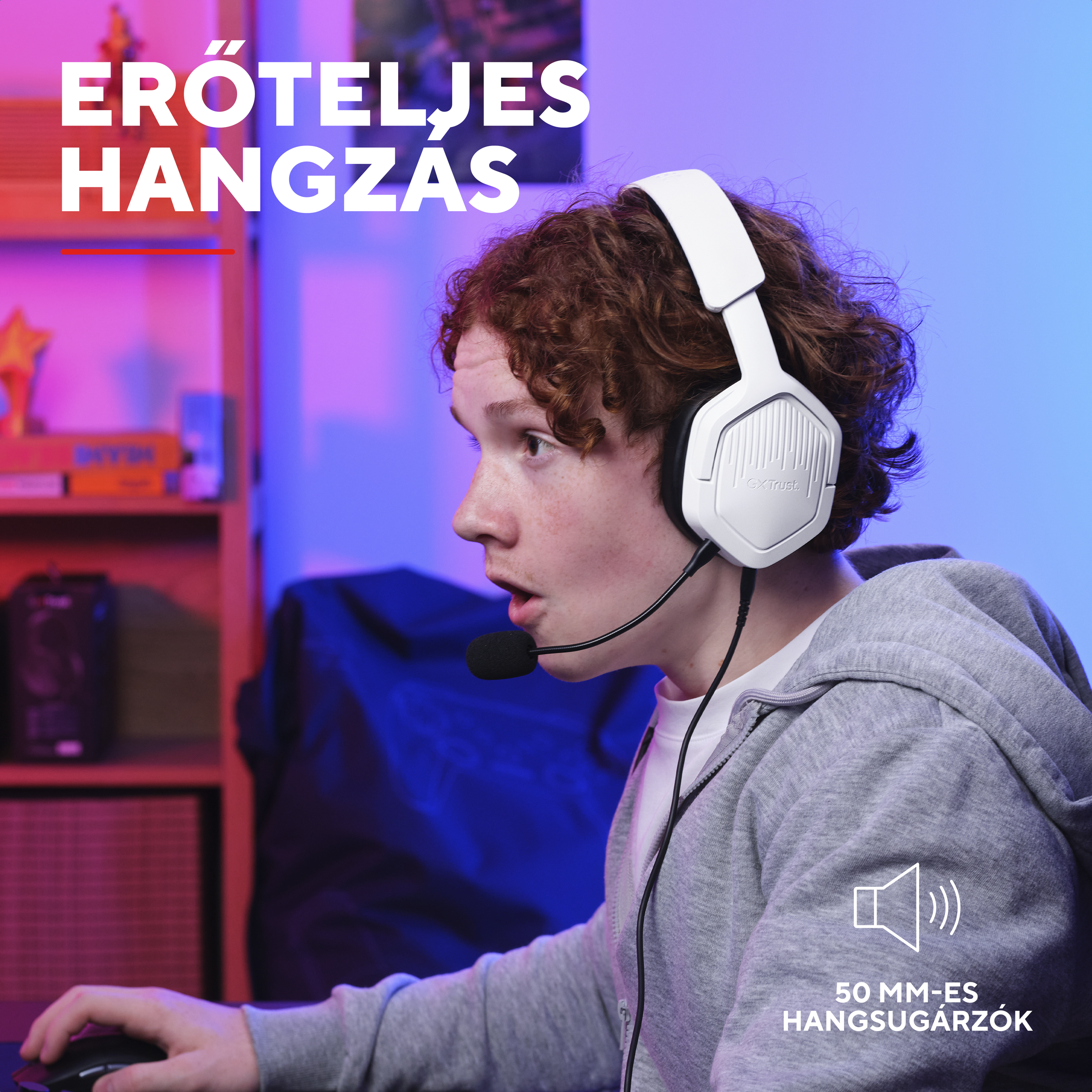 Fehér fejhallgatós fiatal videójátékot játszik.