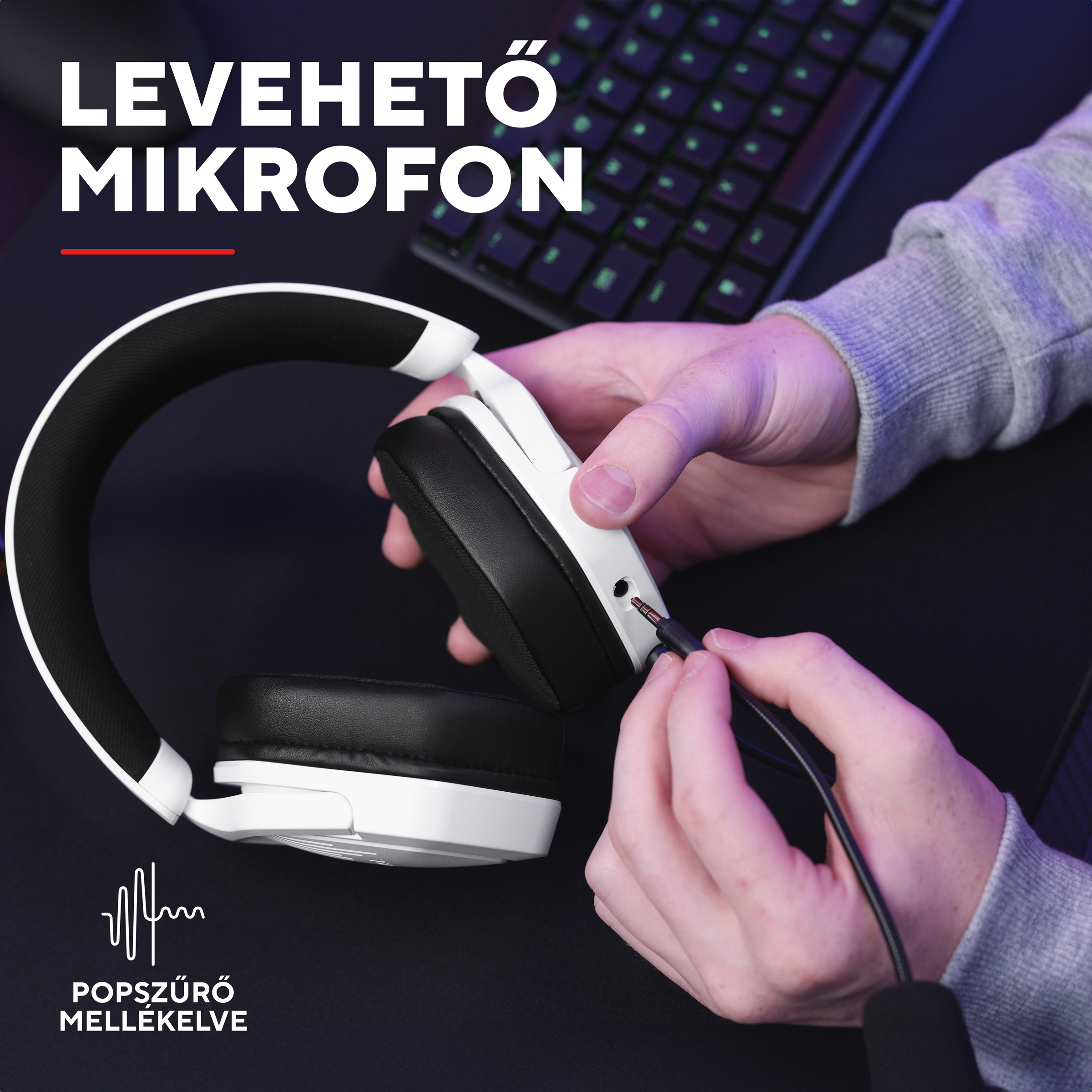 Egy kéz mikrofont dug fehér fejhallgatóba. Háttérben billentyűzet.