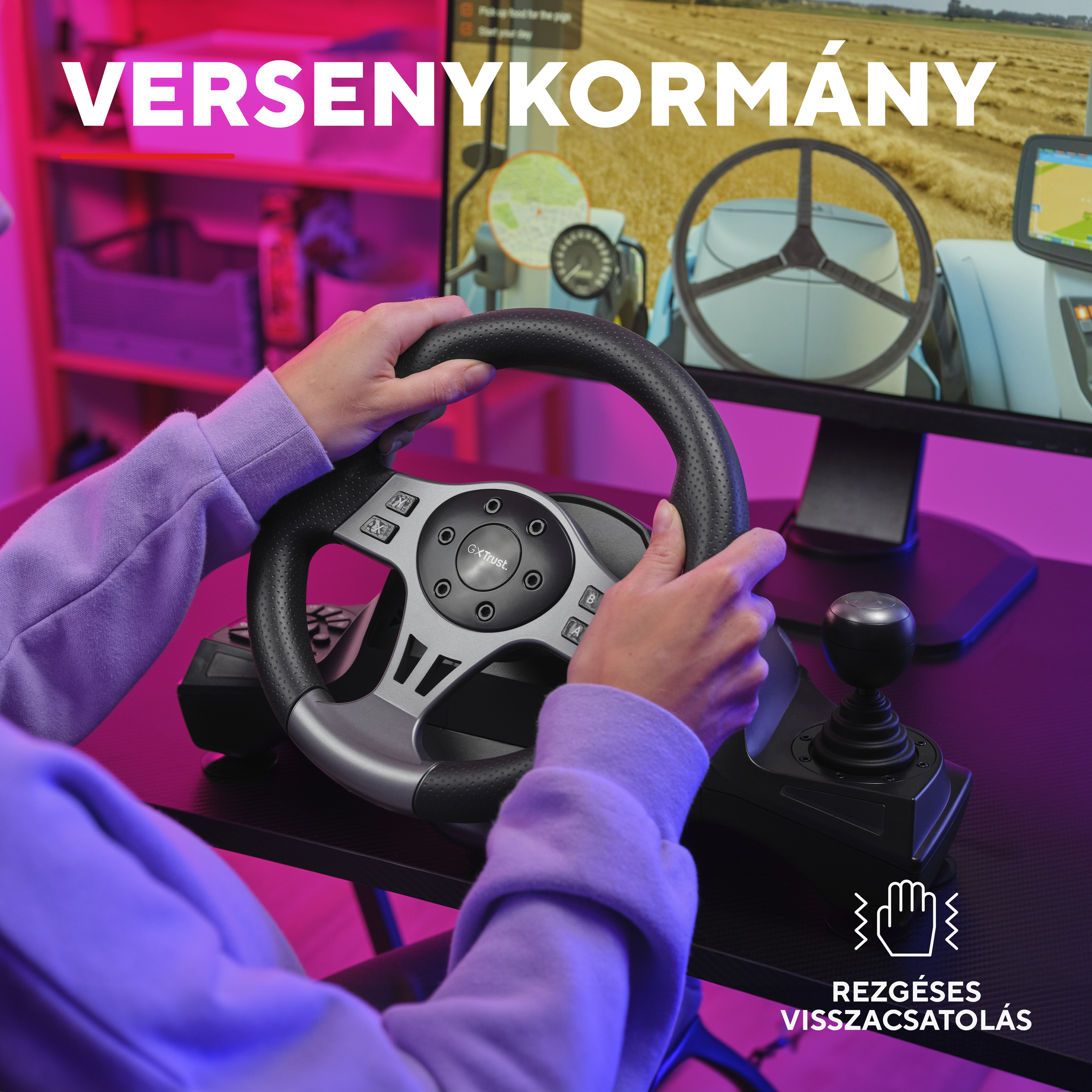Személy vezetési játékkal játszik kormánnyal, váltóval és monitorral.