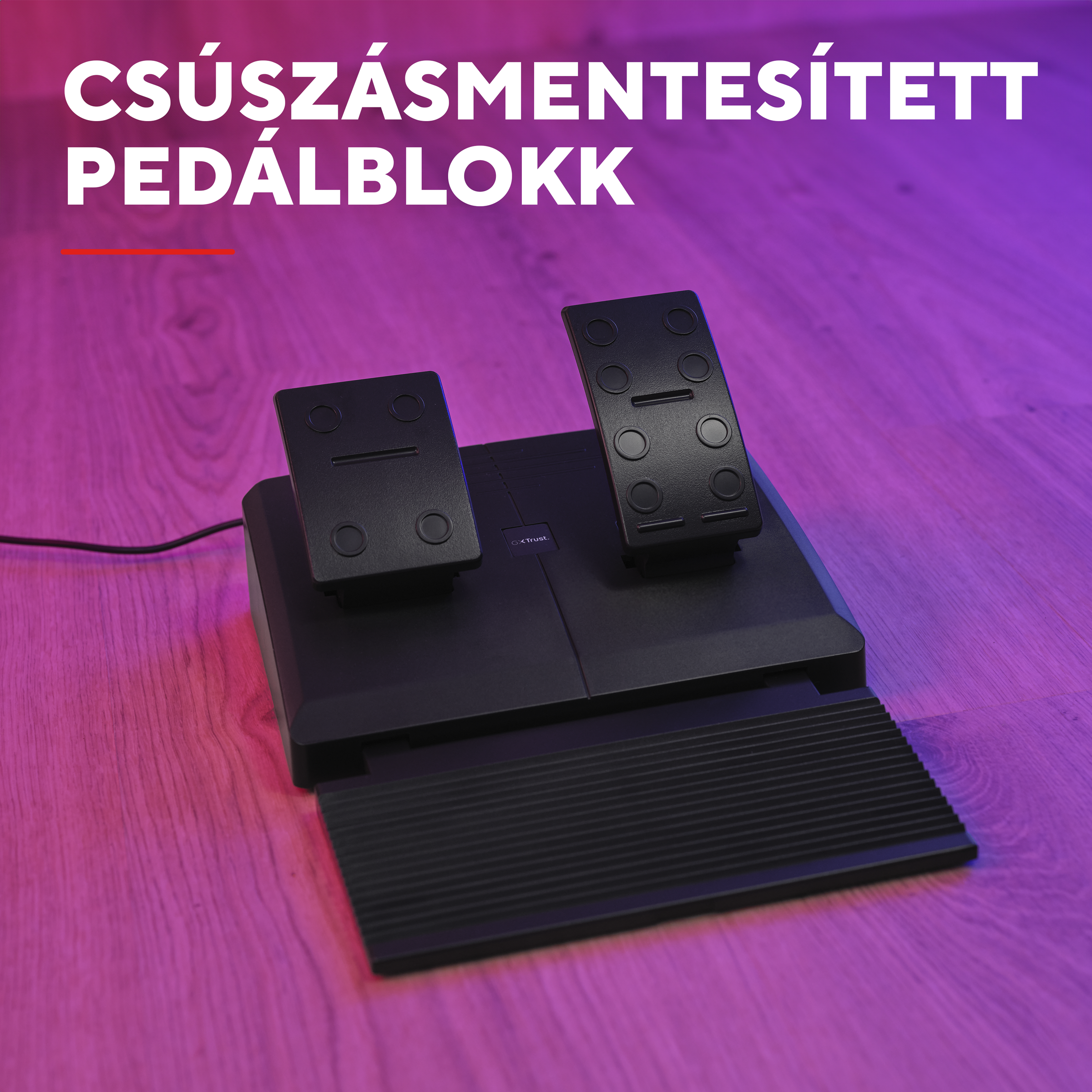Egy fekete, kétpedálos gamer pedálszett fa padlón.