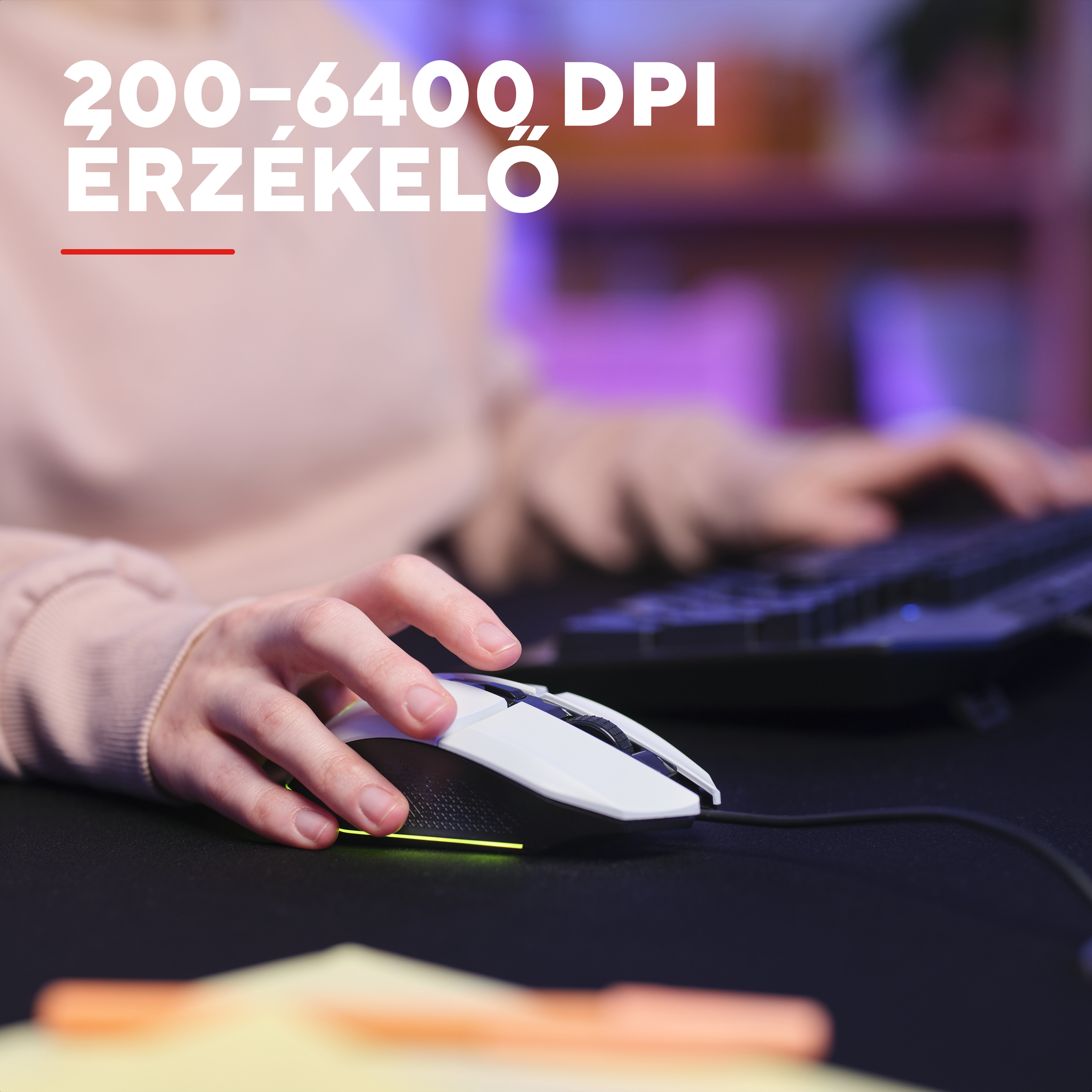 Egy kéz fehér, RGB világítású gamer egeret kezel fekete egérpadon.