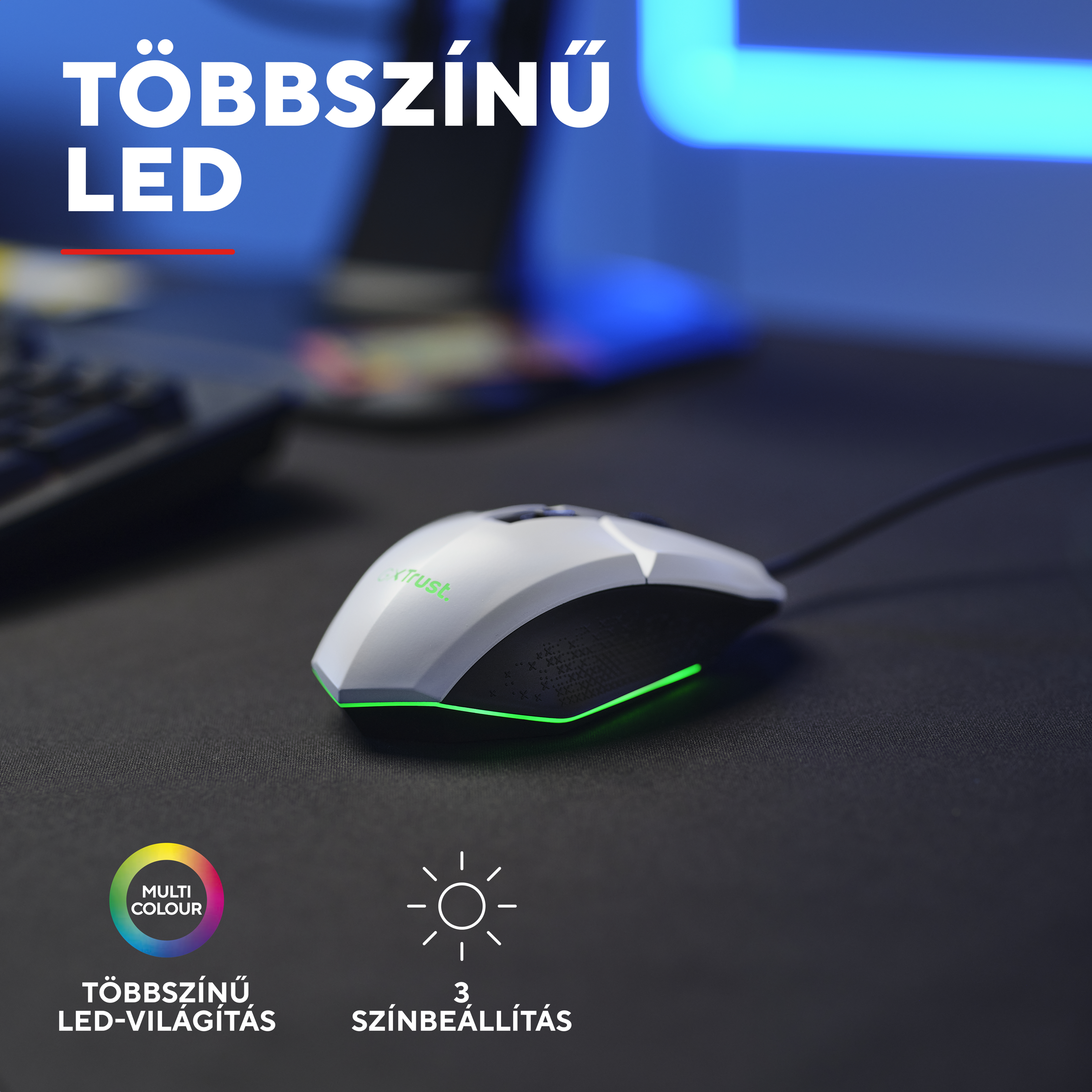 Szürke egér zöld LED világítással fekete szőnyegen.