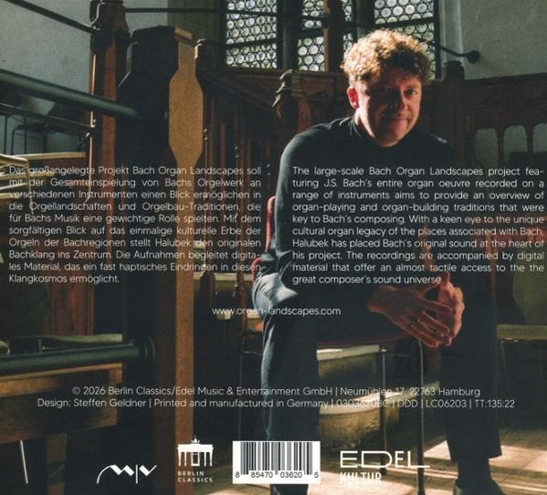 Mann sitzt vor Orgel, mit Text und Barcode.