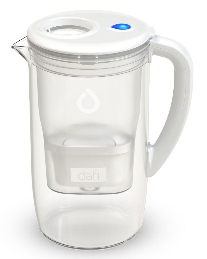 Biały dzbanek filtrujący wodę z niebieskim światłem na pokrywie.