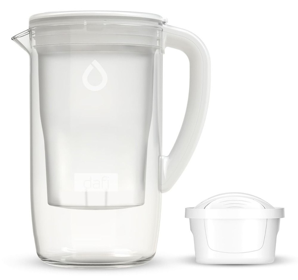 Przezroczysty dzbanek filtrujący wodę z osobnym filtrem obok.