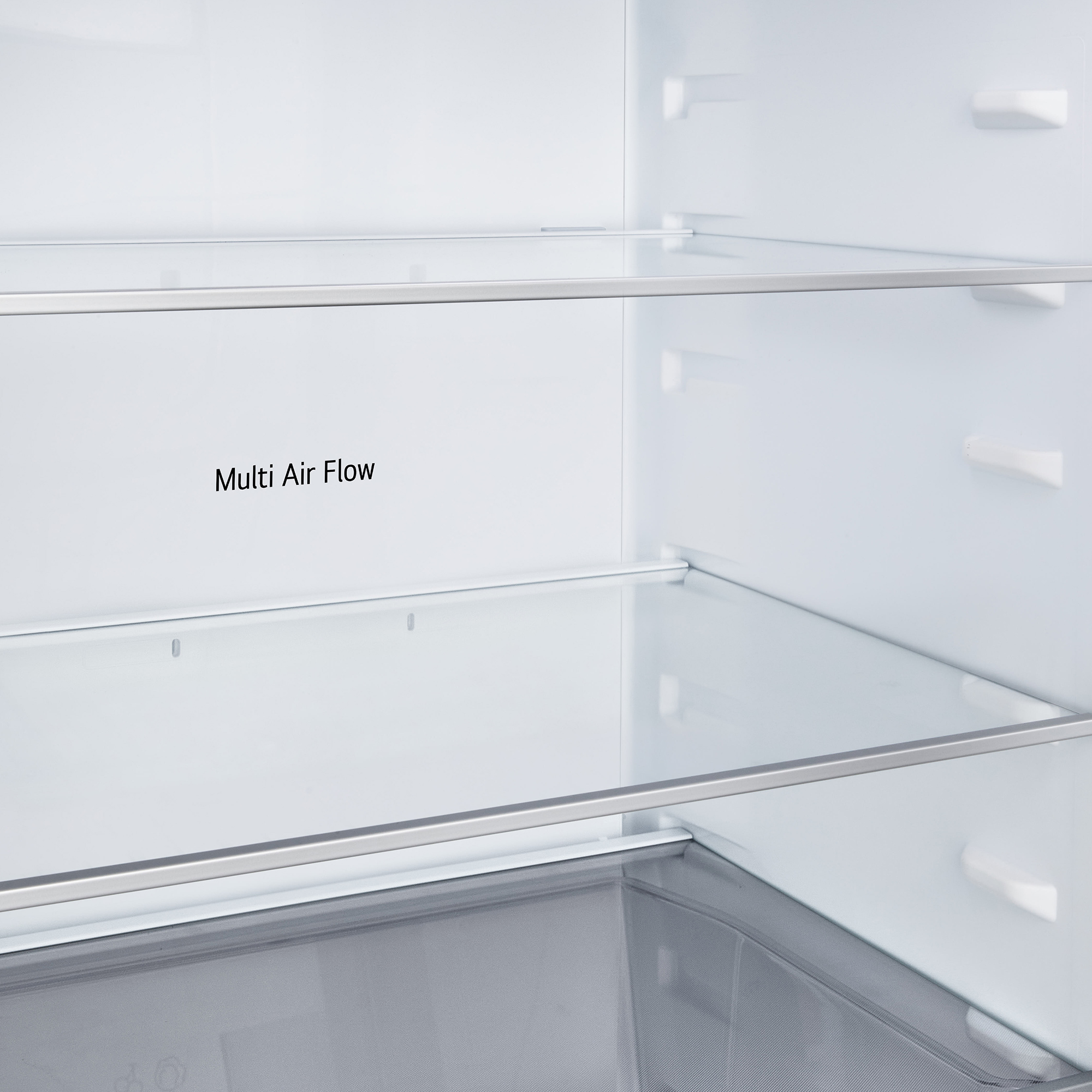 Interior de un refrigerador con estantes de vidrio y texto "Multi Air Flow".