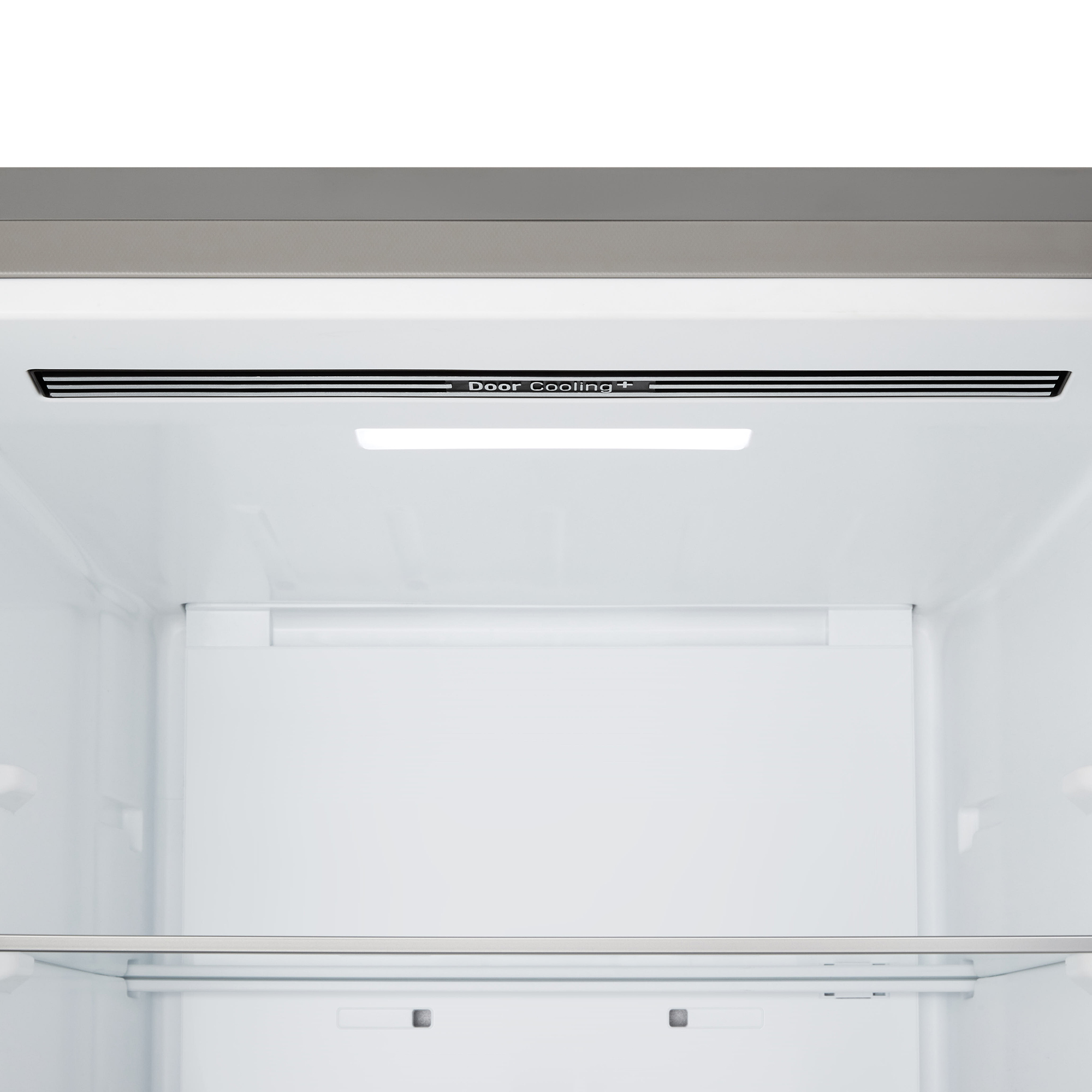 Interior de un refrigerador con estante y rejillas de ventilación.