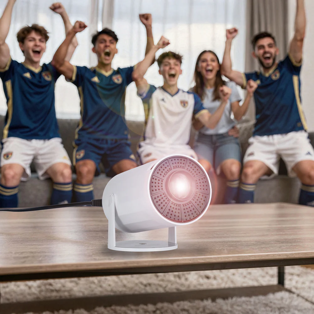 Des fans de football acclament devant un projecteur sur une table basse.