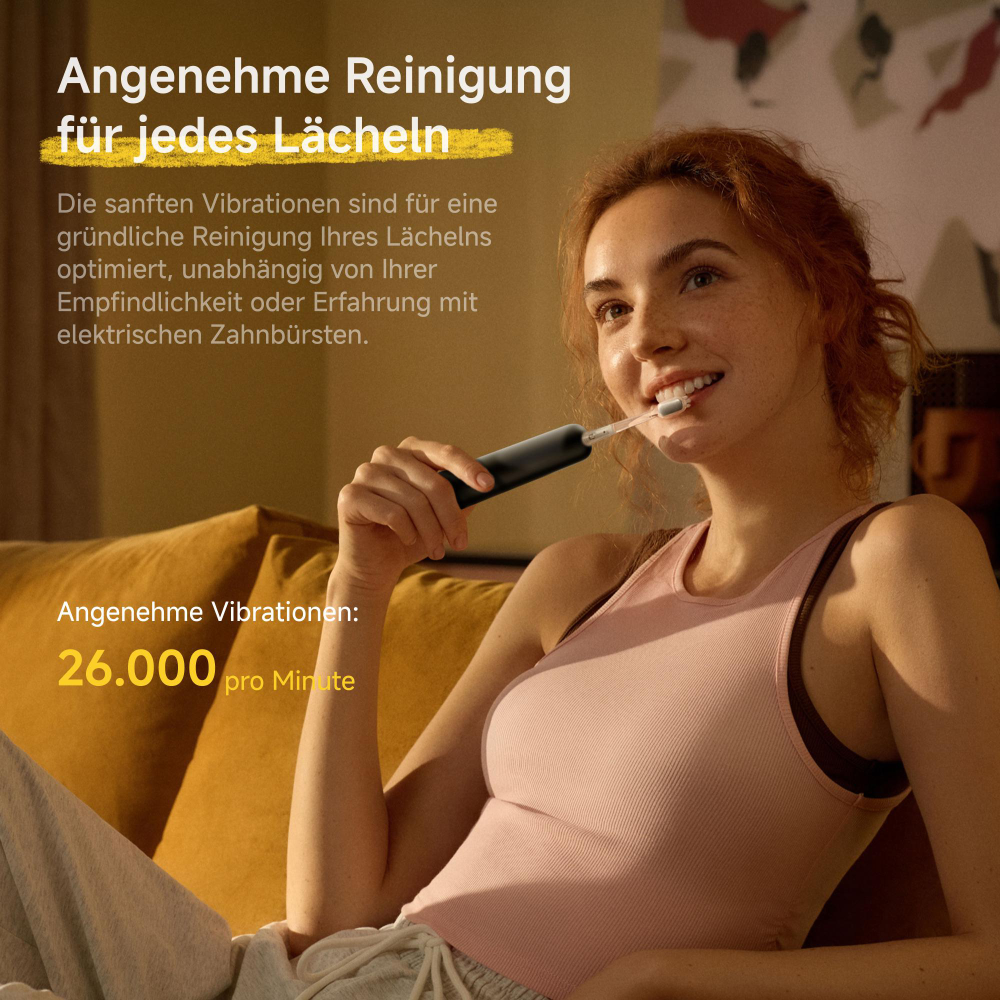 Eine Frau benutzt eine schwarze elektrische Zahnbürste und lächelt.