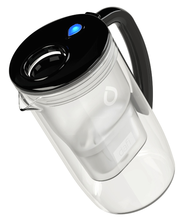 Przezroczysty dzbanek filtrujący wodę z czarną pokrywką i niebieskim światłem.