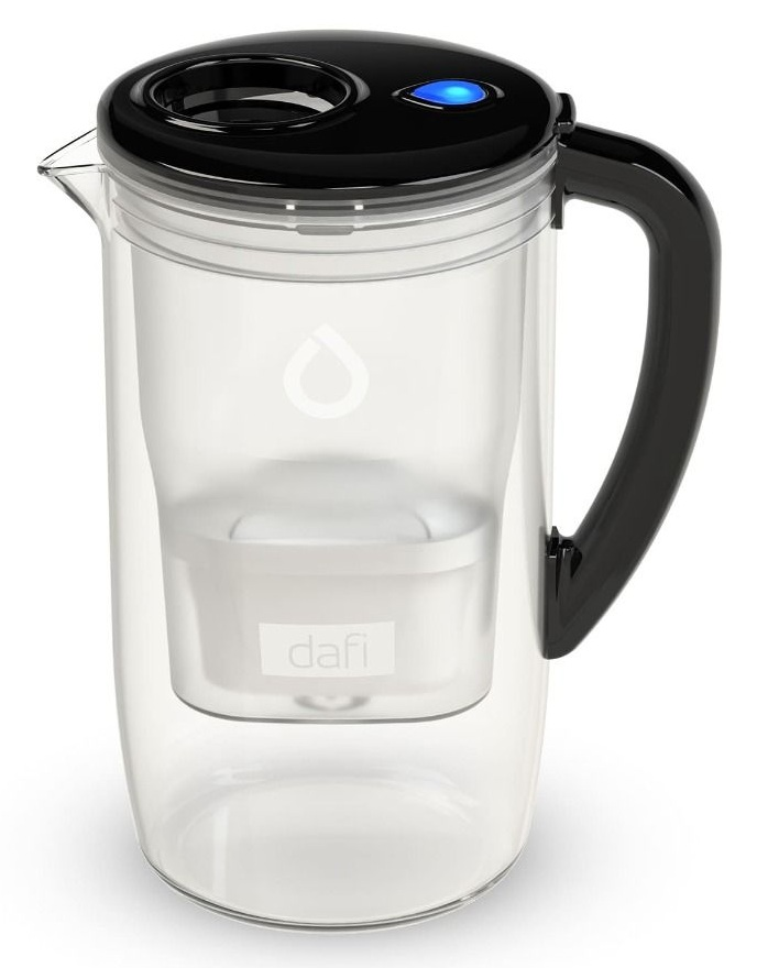 Przezroczysty dzbanek z czarną pokrywką i rączką. Na pokrywce świeci niebieskie światło.