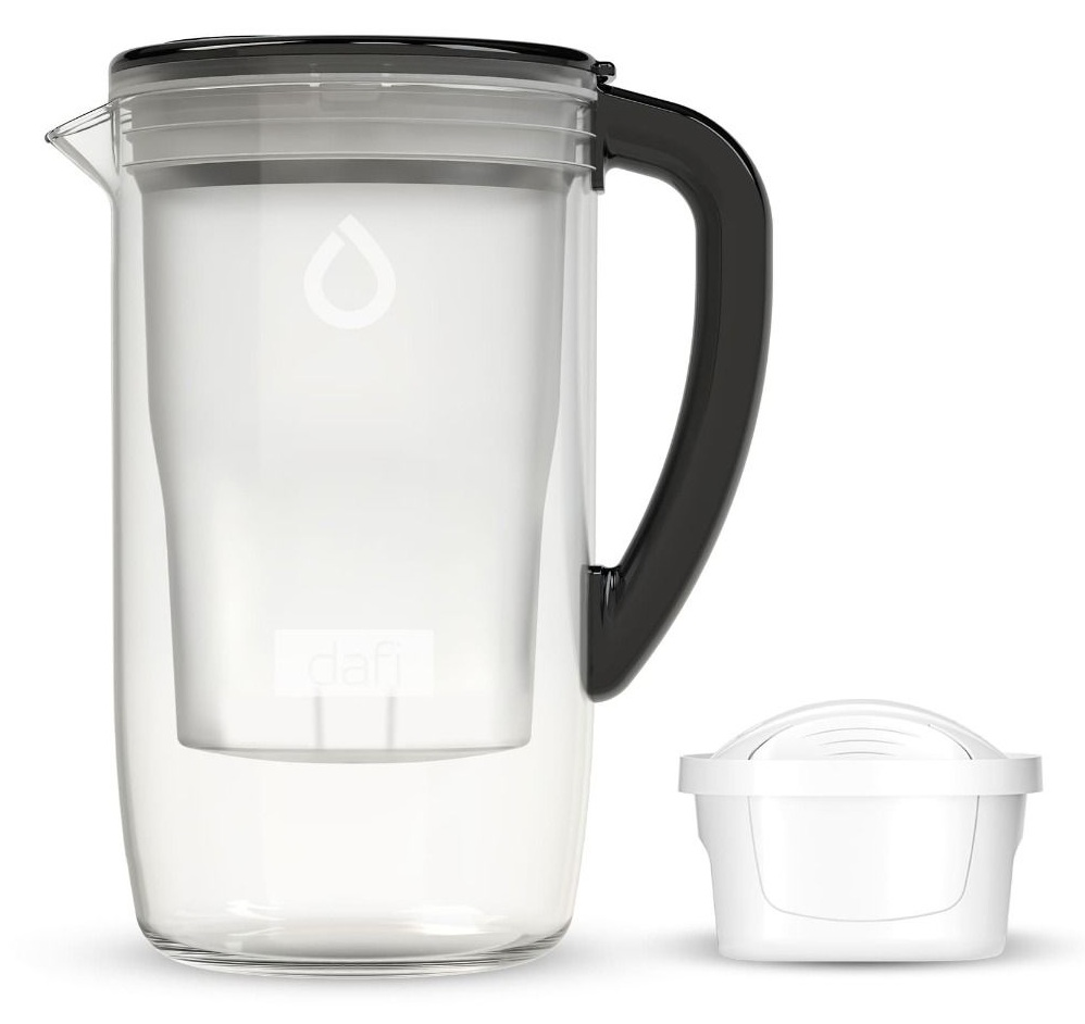 Przezroczysty dzbanek z czarną rączką i białym filtrem wody.
