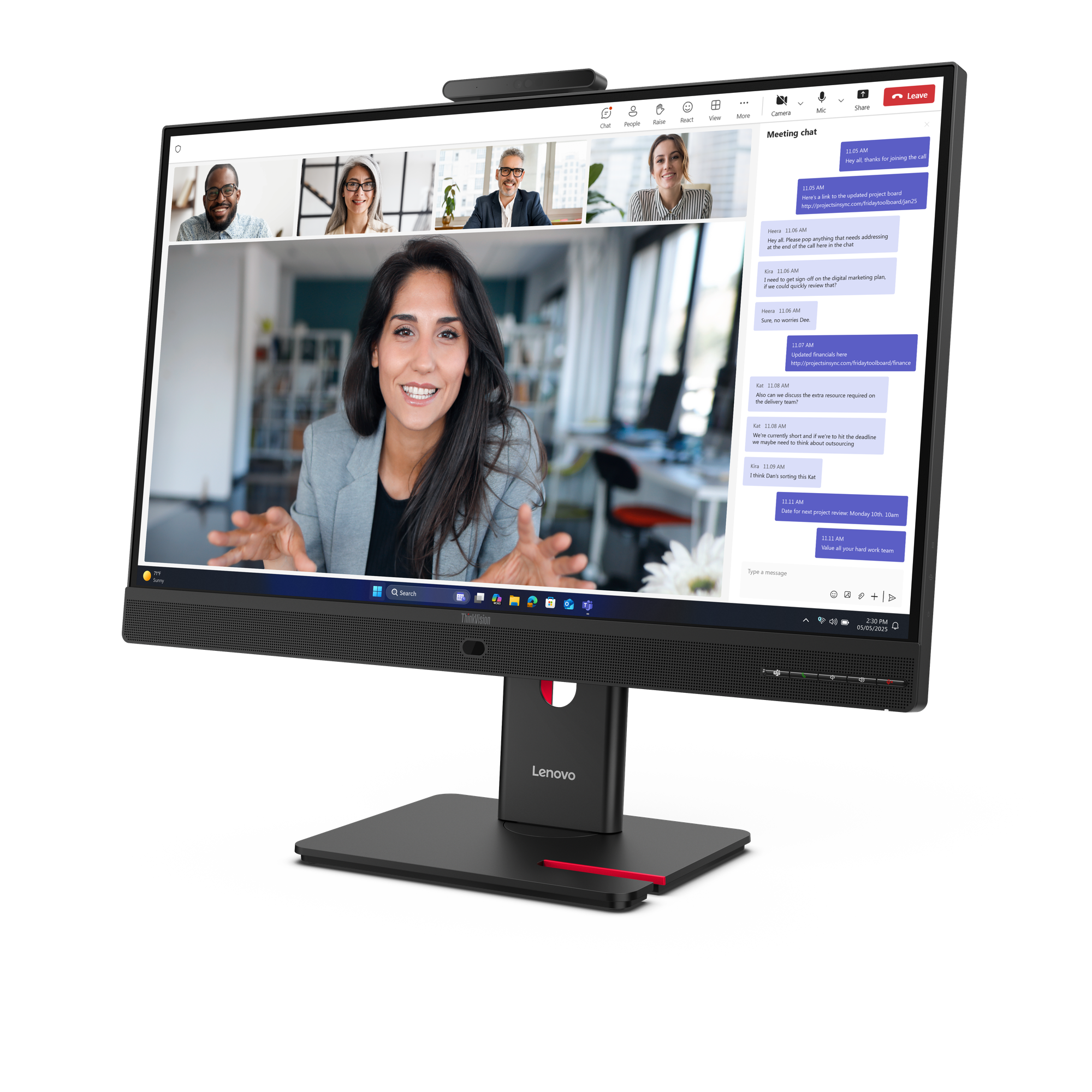 Ein Monitor zeigt eine Videokonferenz mit vier Personen und einen Chatverlauf an.