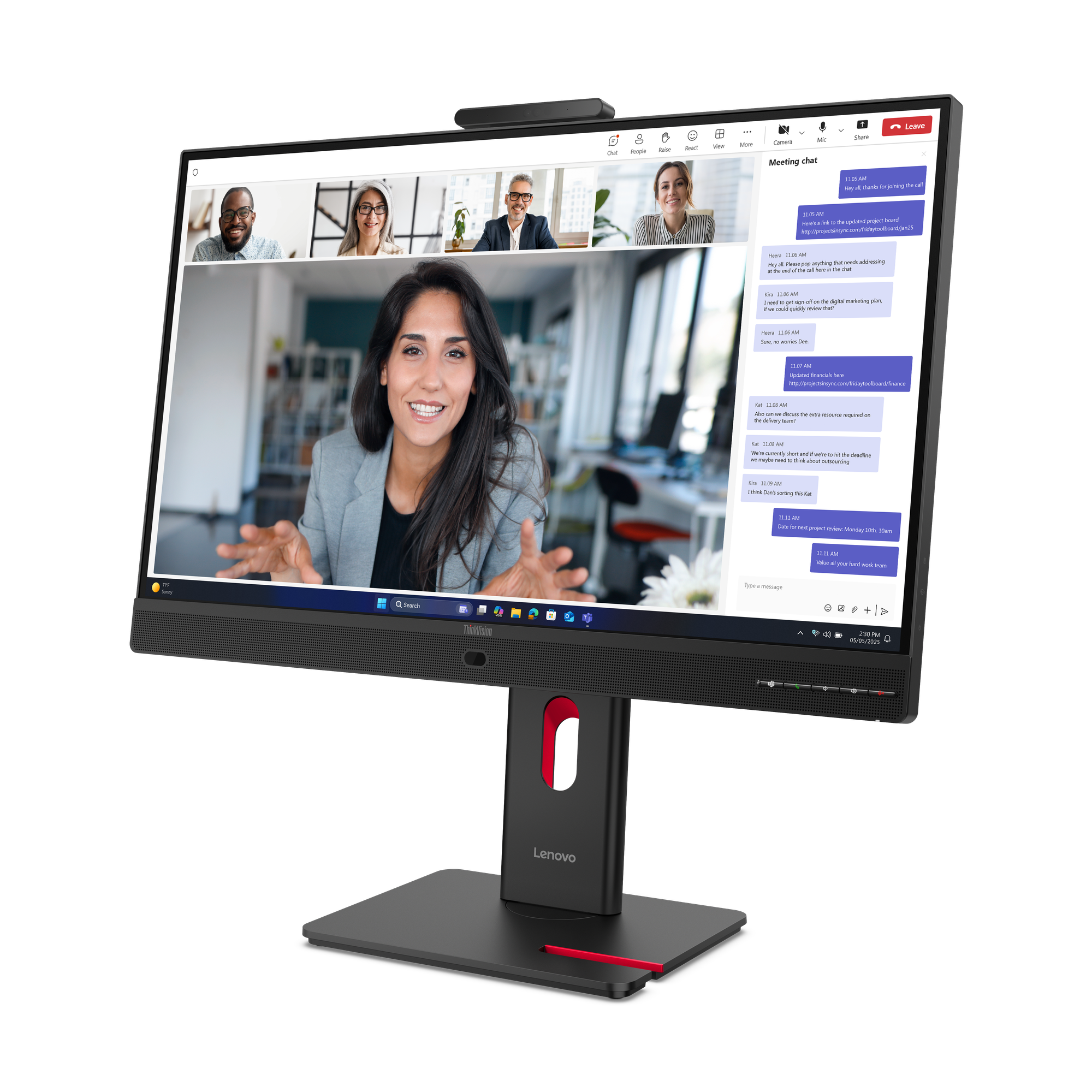 Monitor zeigt eine Videokonferenz mit vier Personen und einen Chatverlauf.