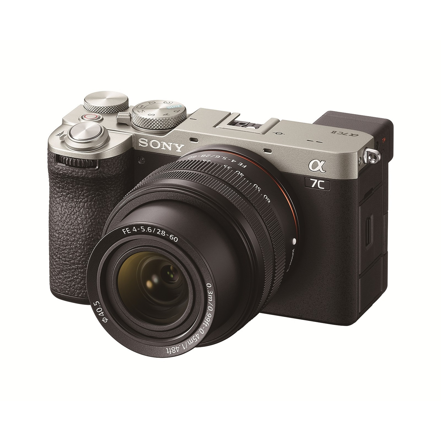 Una fotocamera Sony Alpha 7C argento e nera con obiettivo nero è mostrata su sfondo bianco.