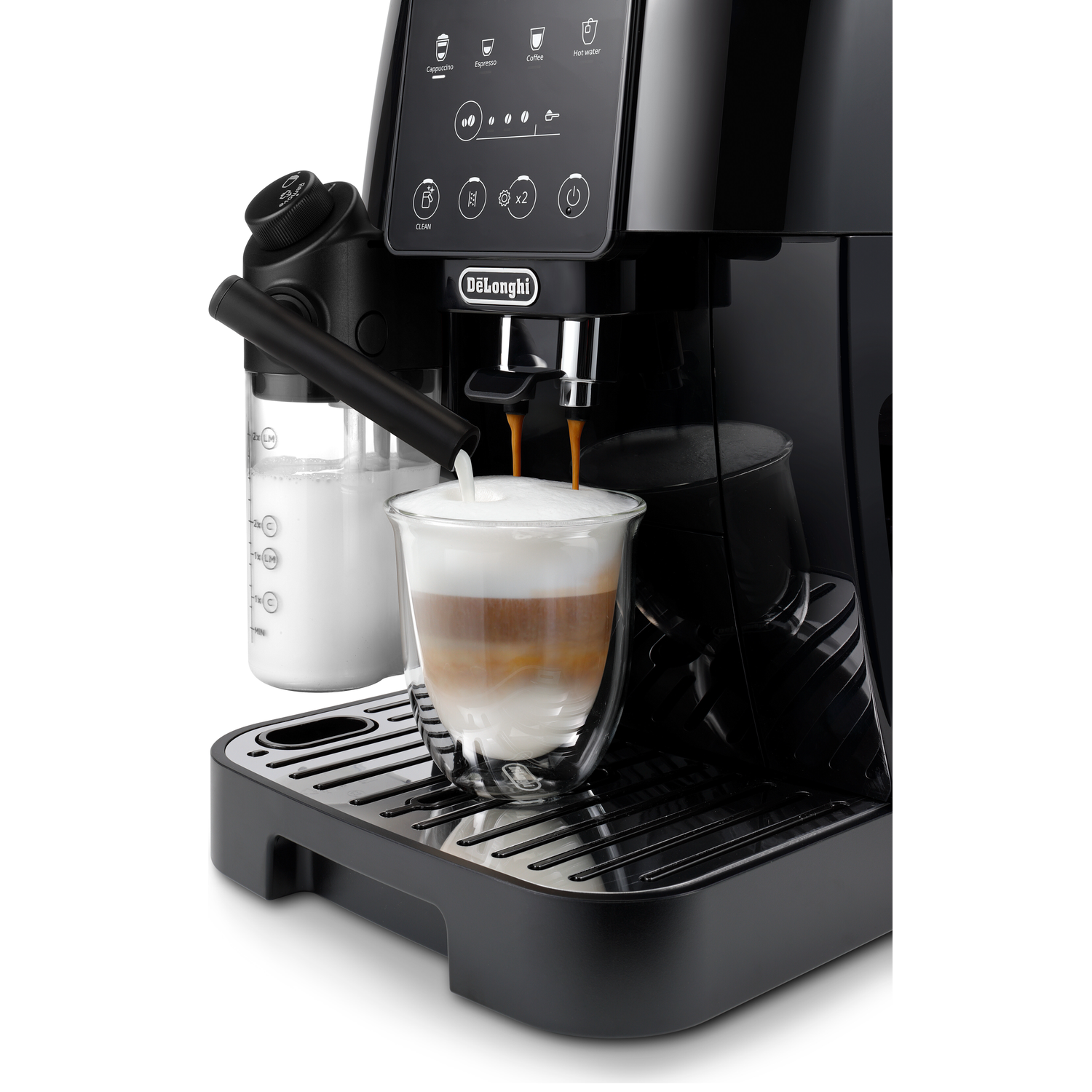 Een zwarte koffiemachine zet een romige latte macchiato in een glas.