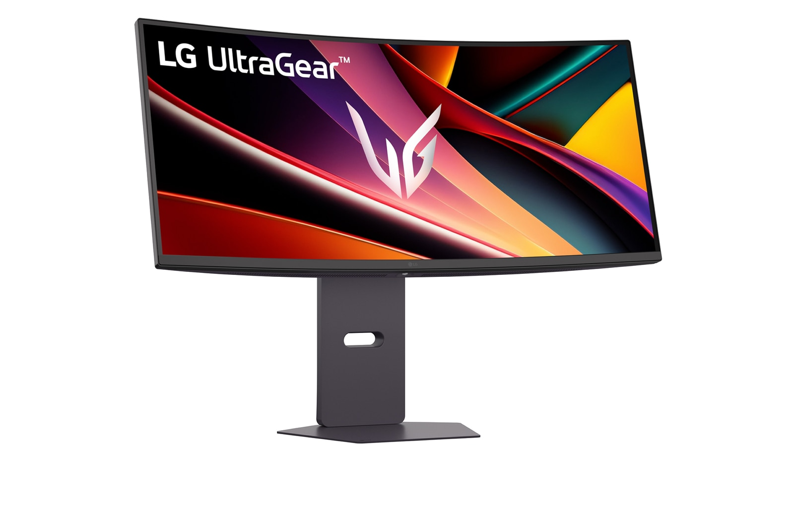 Egy ívelt LG UltraGear monitor, absztrakt, színes háttérrel.