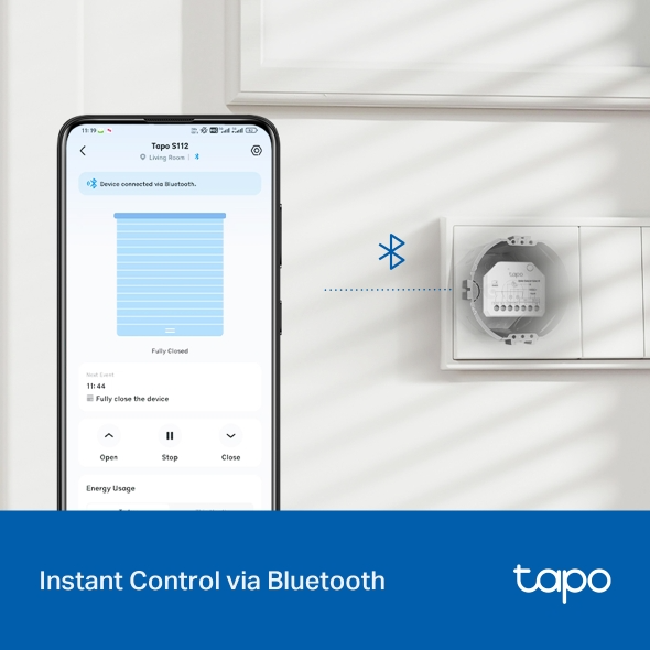 Okostelefon vezérli a redőnymodult Bluetoothon keresztül. A modul a falban van.