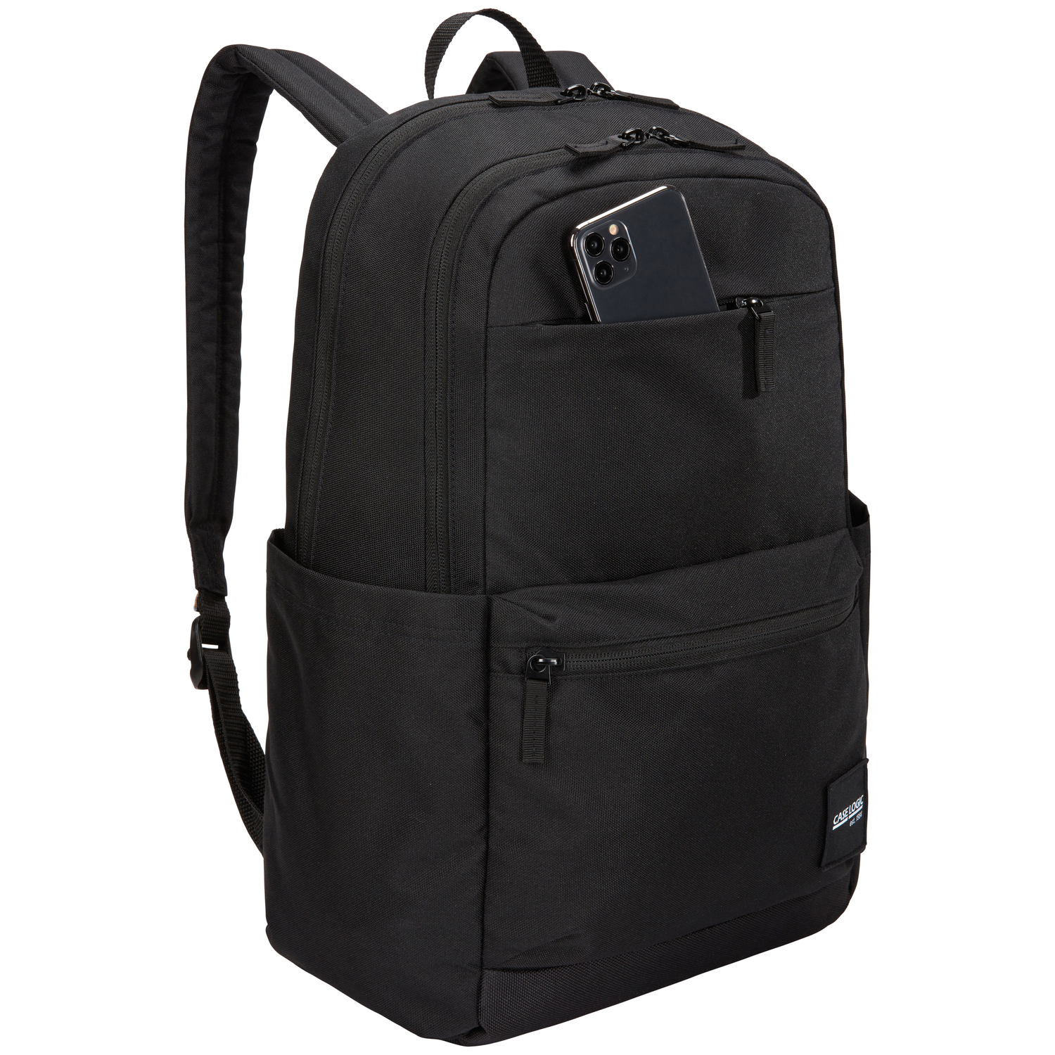 Sac à dos noir avec un téléphone dans une poche avant, sur fond blanc.