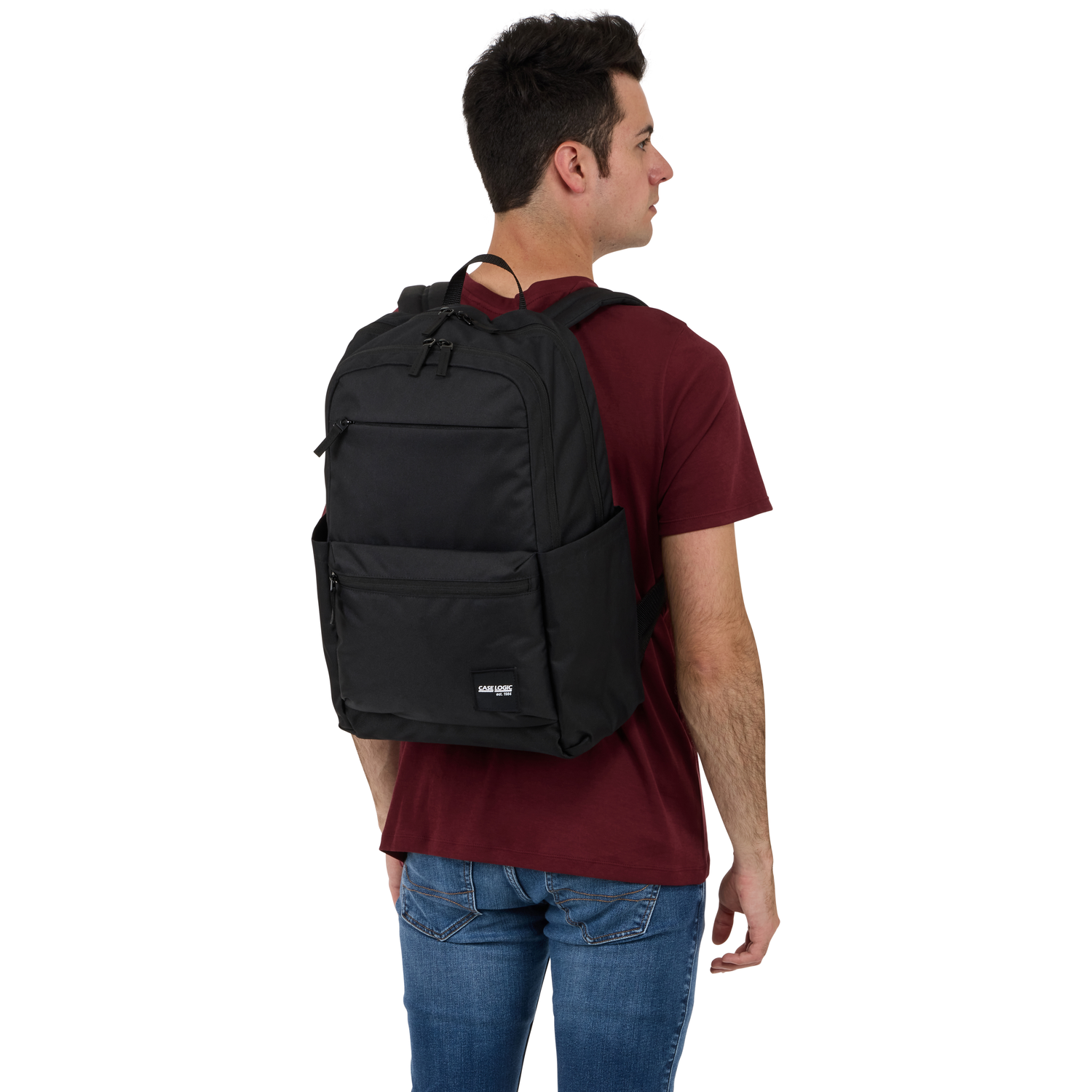 Homme portant un sac à dos noir et un t-shirt bordeaux.