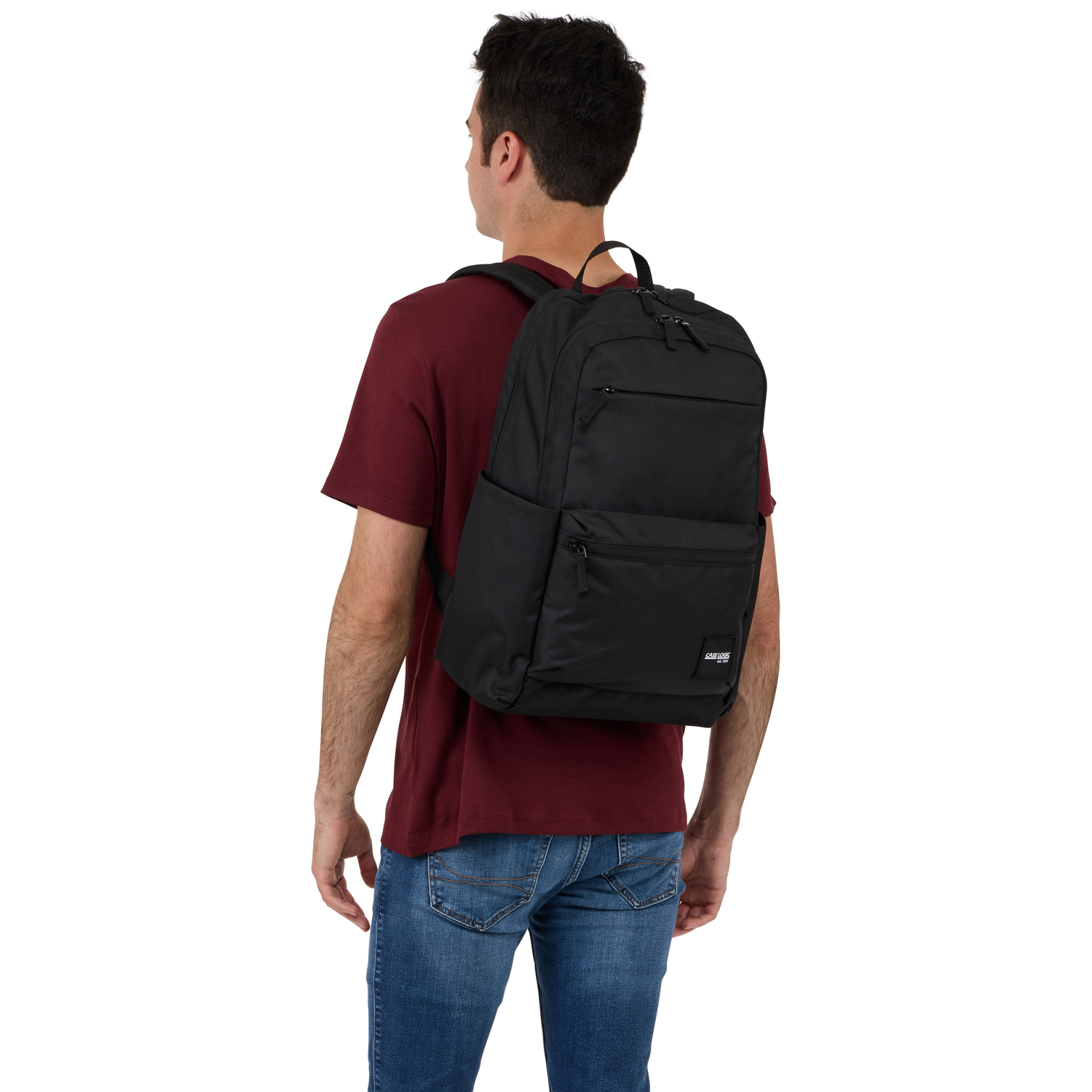 Homme portant un sac à dos noir et un t-shirt bordeaux.