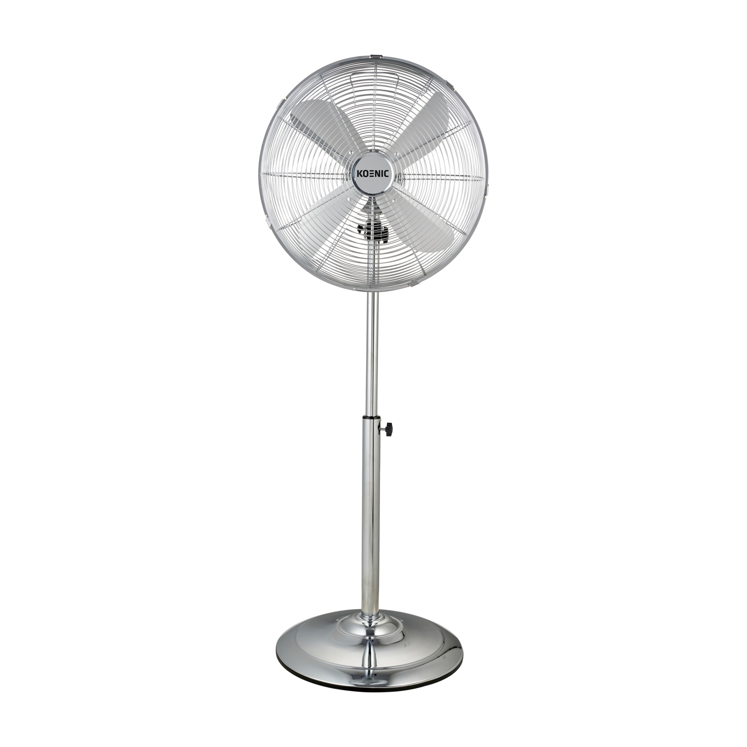 Un ventilatore da terra argentato a tre pale su base rotonda.