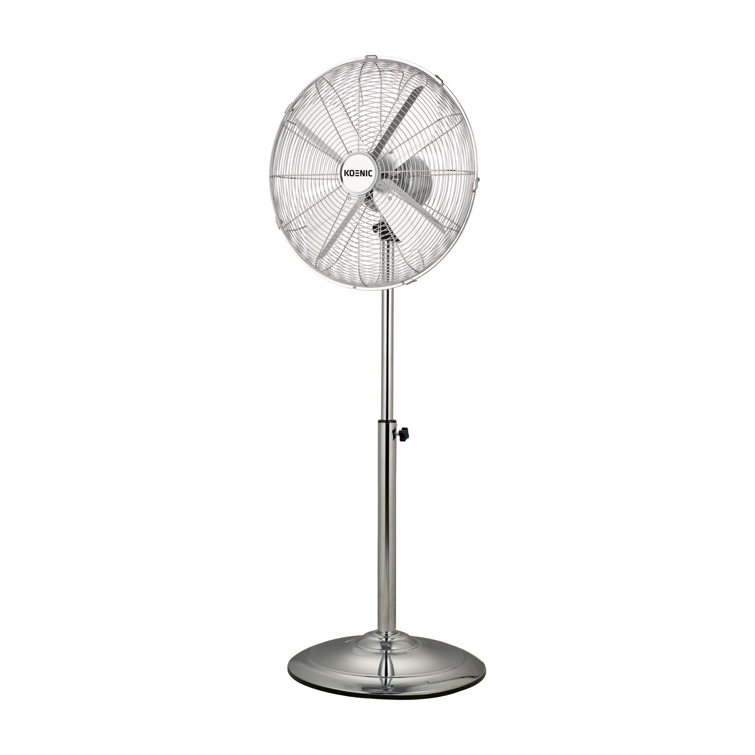 Un ventilatore da terra lucido con pale in metallo argentato e base rotonda.