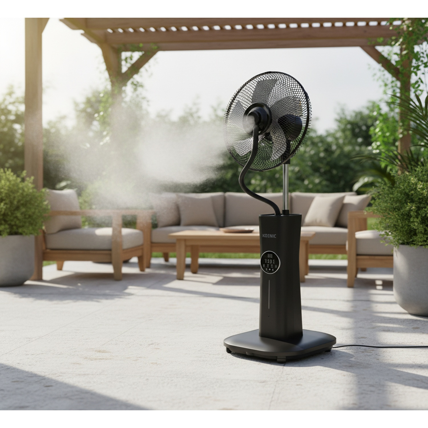 Ventilatore nebulizzatore nero su un patio, spruzza nebbia, con mobili da esterno sullo sfondo.