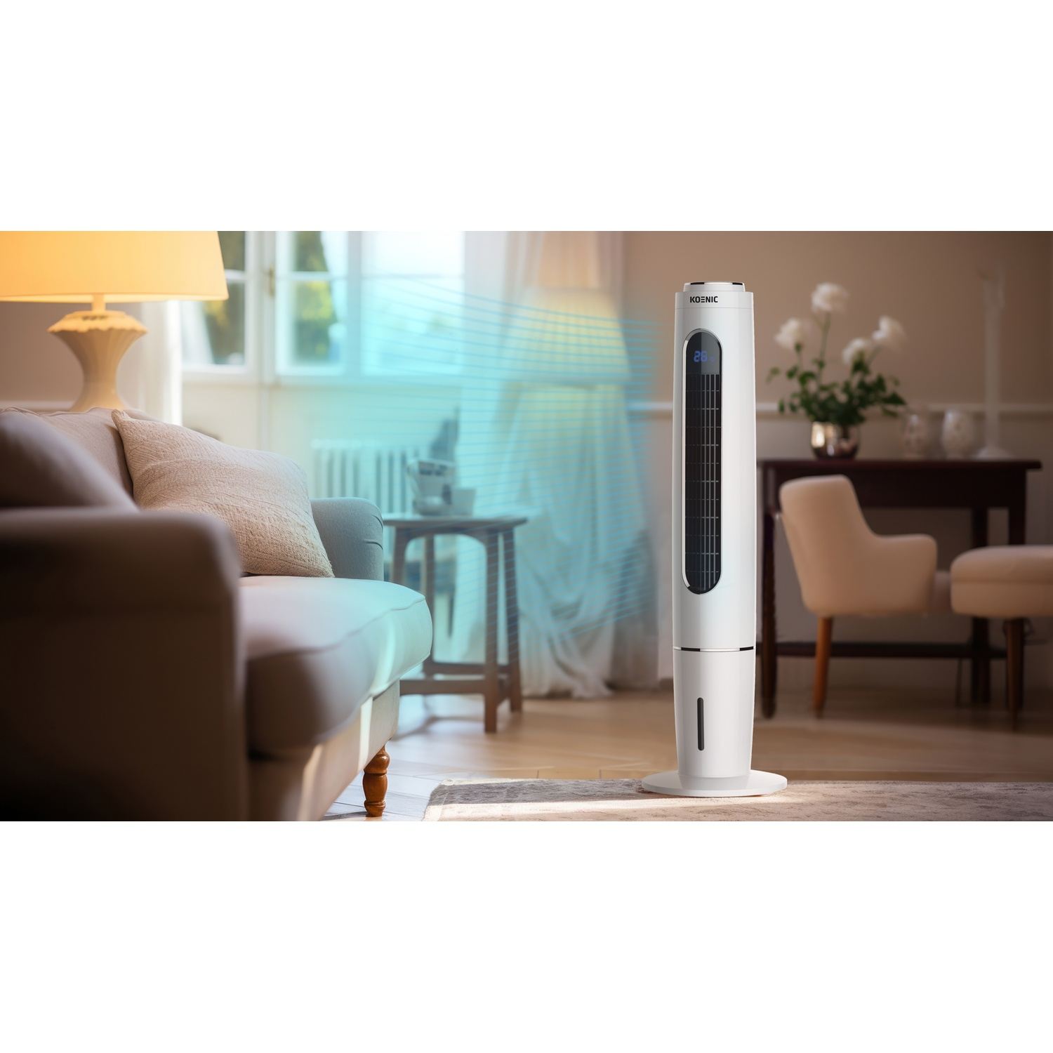 Un ventilatore a torre bianco soffia aria fresca in un soggiorno con divano.