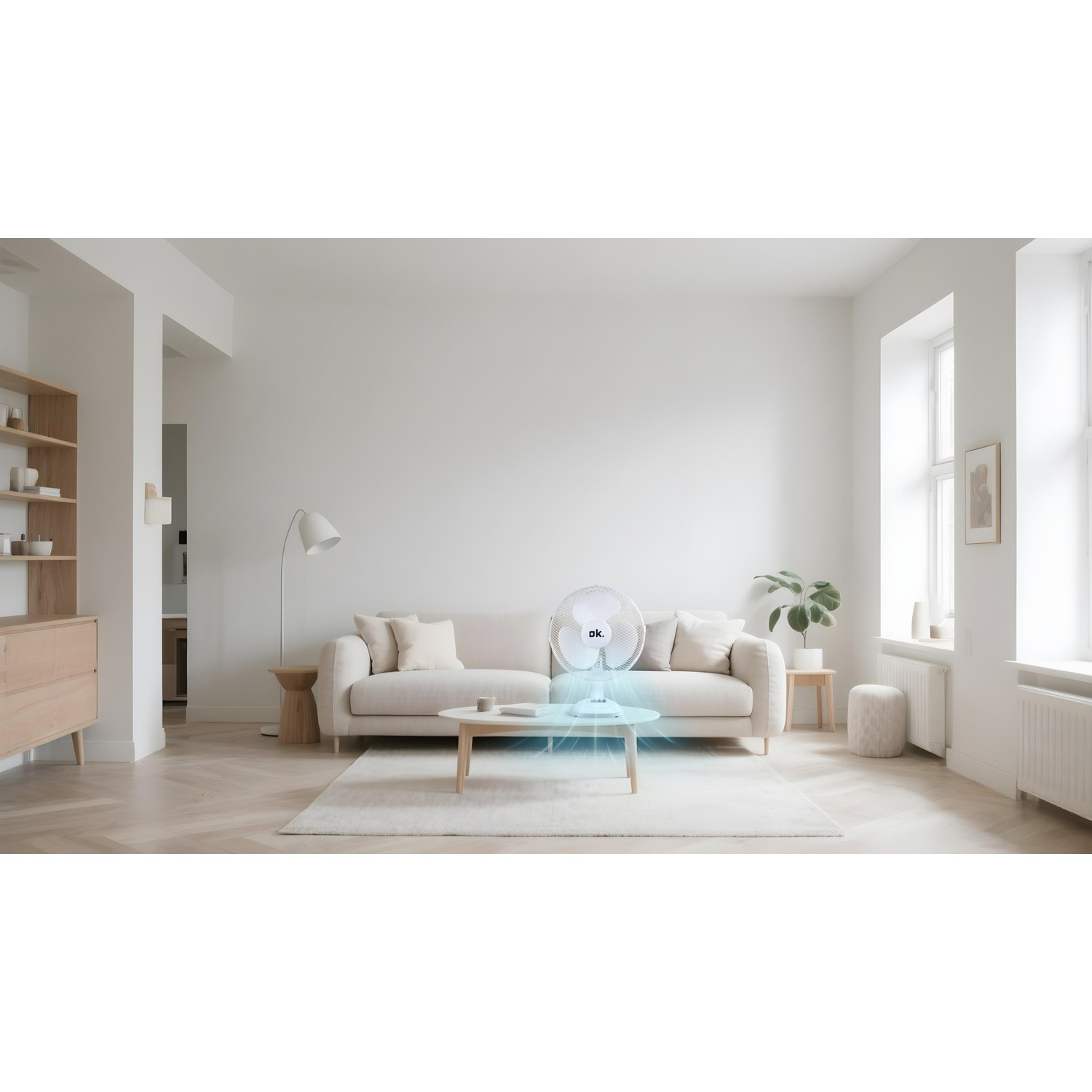 Un ventilatore bianco rinfresca un soggiorno luminoso con divano, tavolino e tappeto.