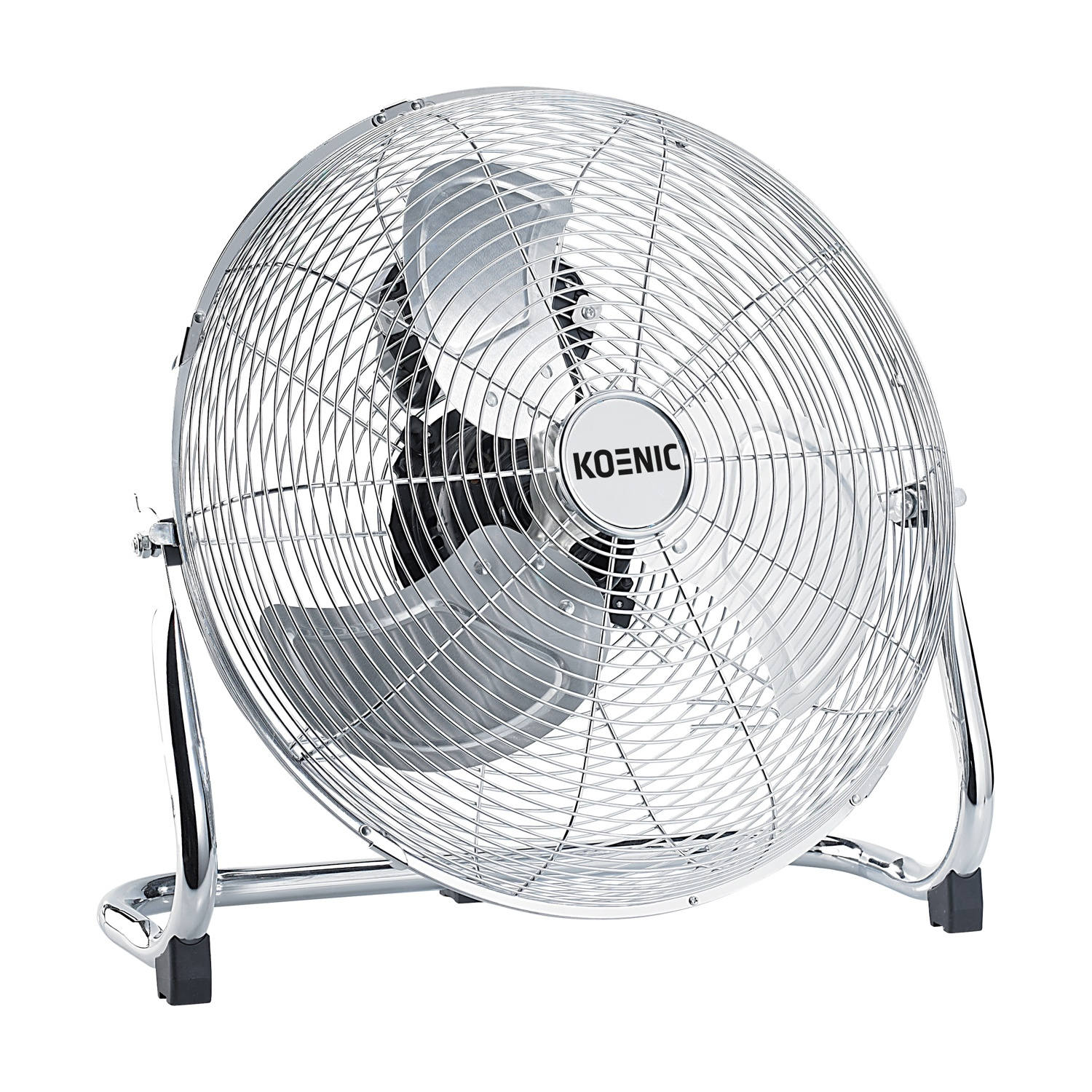 Un ventilatore da terra argentato con griglie metalliche e tre pale.