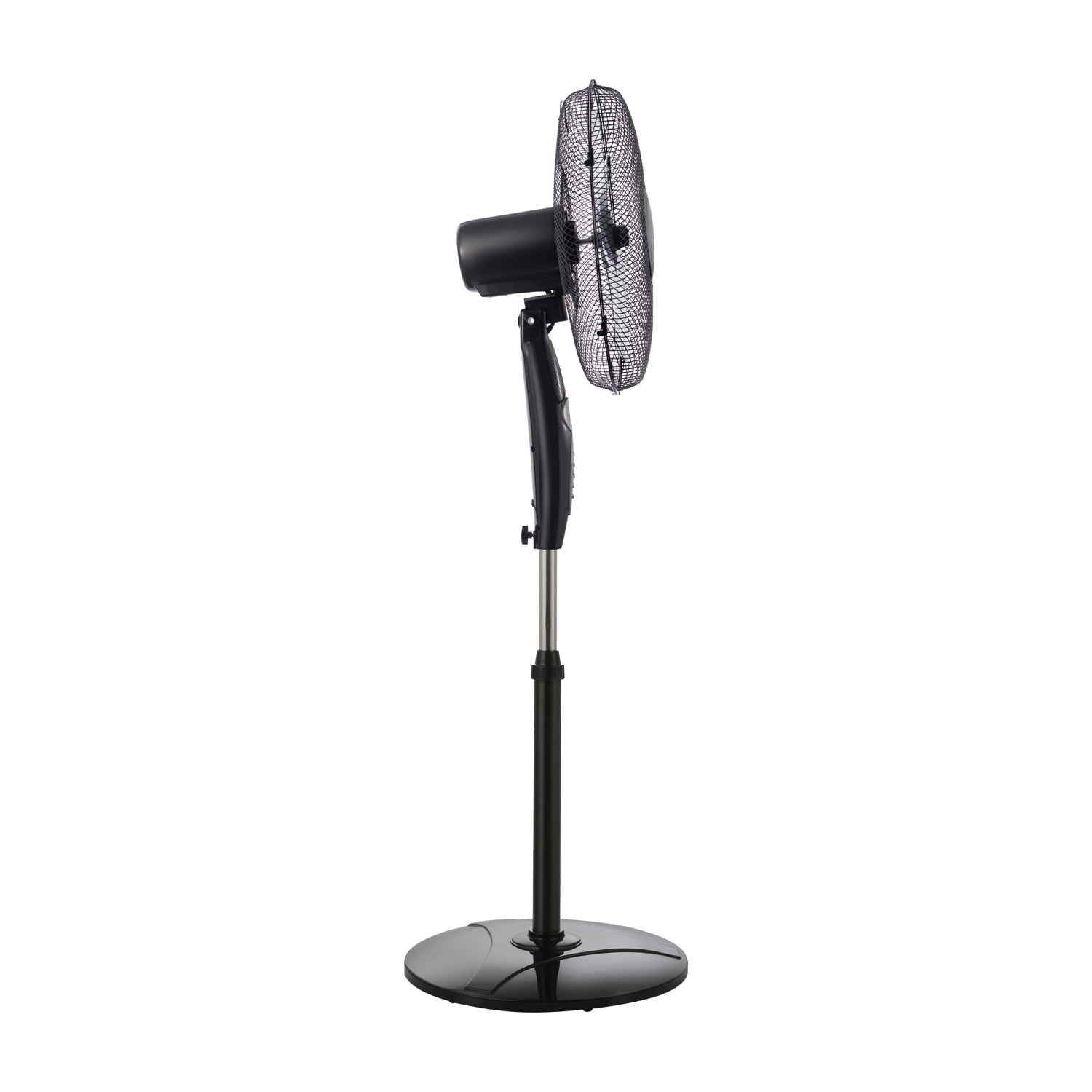 Un ventilatore da terra nero con base rotonda e stelo regolabile.
