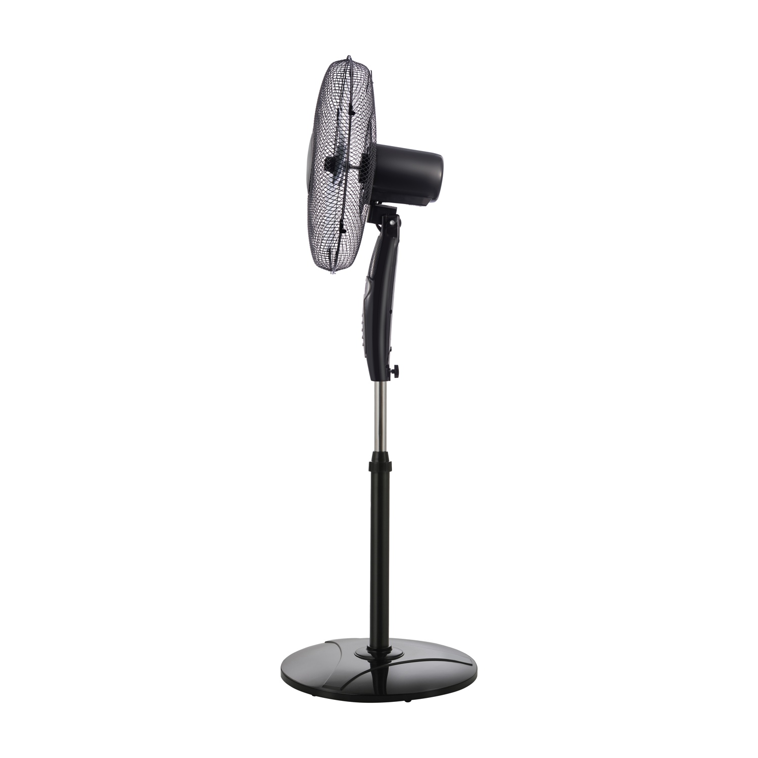 Un ventilatore da terra nero con stelo regolabile e base rotonda.