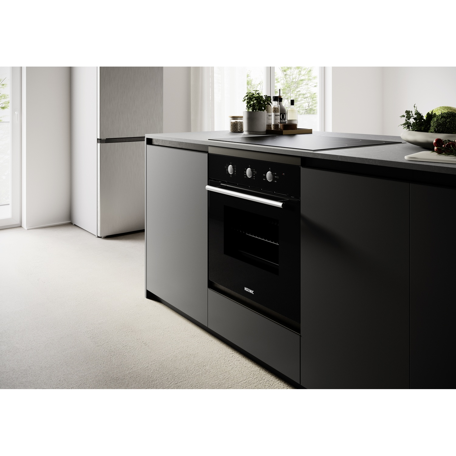 Cucina moderna con forno nero, piano cottura a induzione, frigorifero in acciaio, finestra.