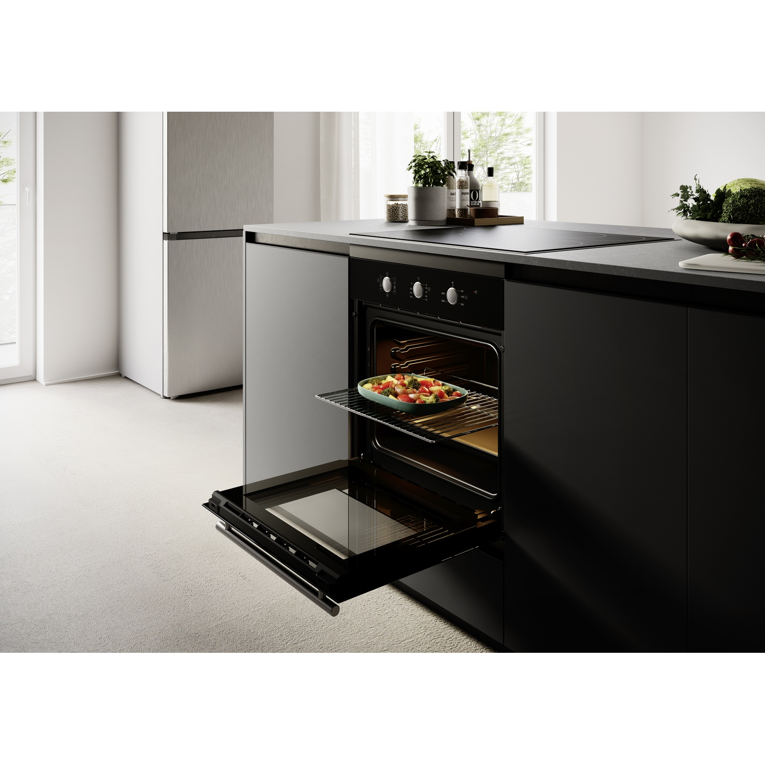 Forno aperto con cibo all'interno, accanto a un fornello e un frigorifero.