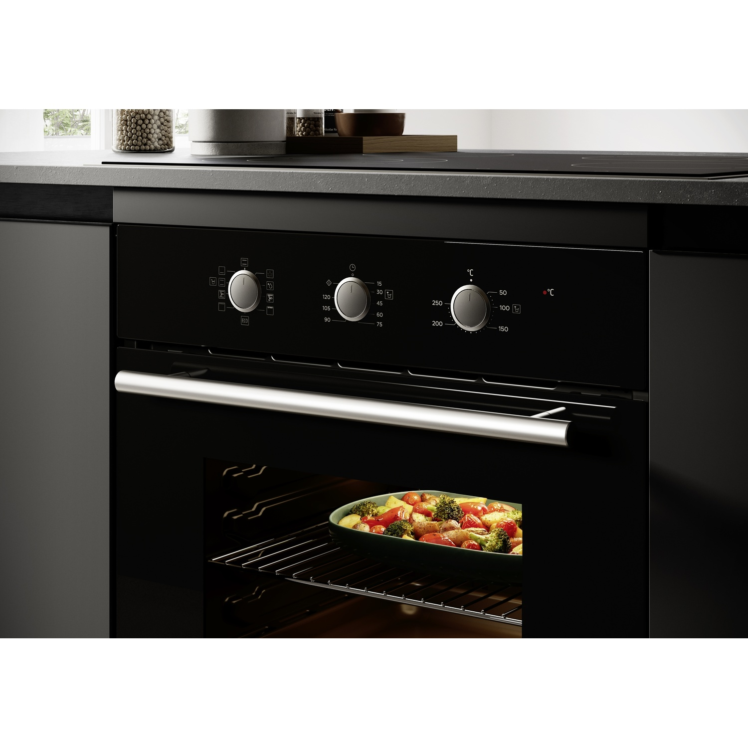 Un forno con una teglia di verdure all'interno e manopole. Un piatto viene cotto.