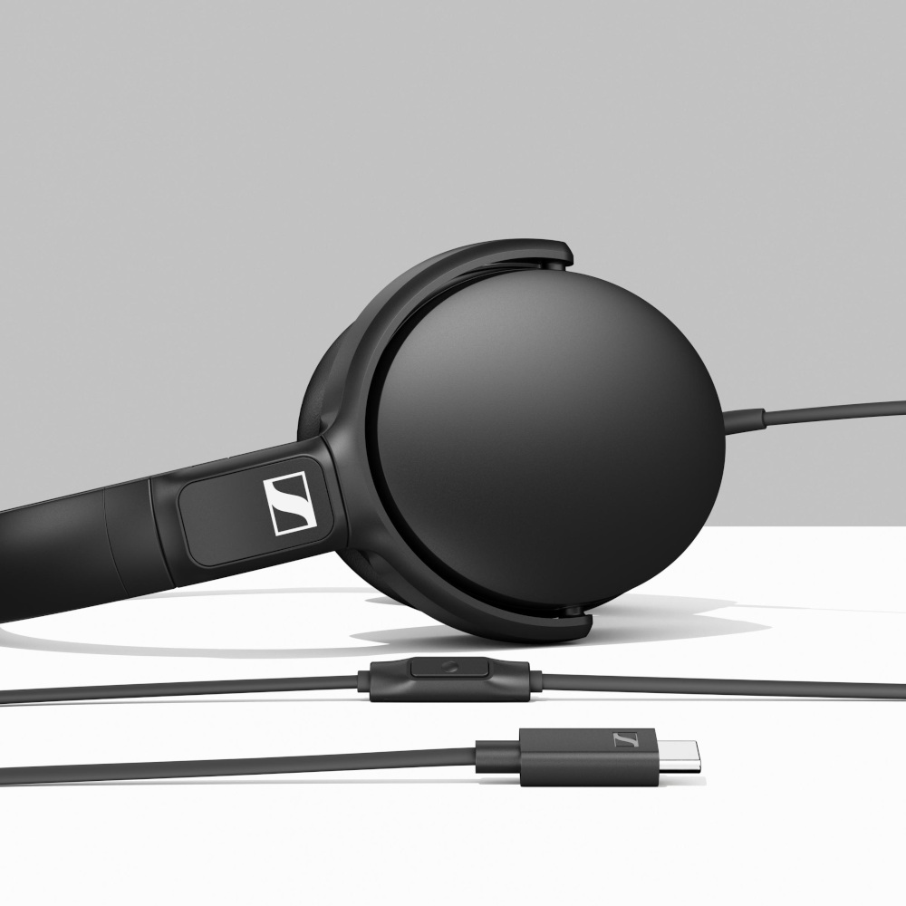 Casque noir avec câble et connecteur USB-C.