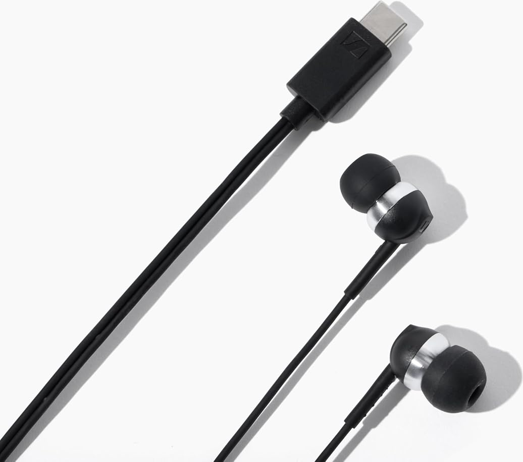 Schwarze Ohrhörer mit USB-C-Anschluss auf weißem Hintergrund.